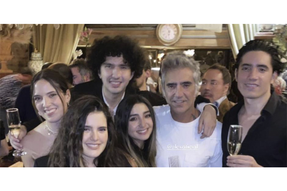 Álex, el primogénito de Alejandro Fernández, y Camila, una de las gemelas, ya lo hicieron abuelo. Mía, Nirvana y Cayetana son la adoración del cantante.