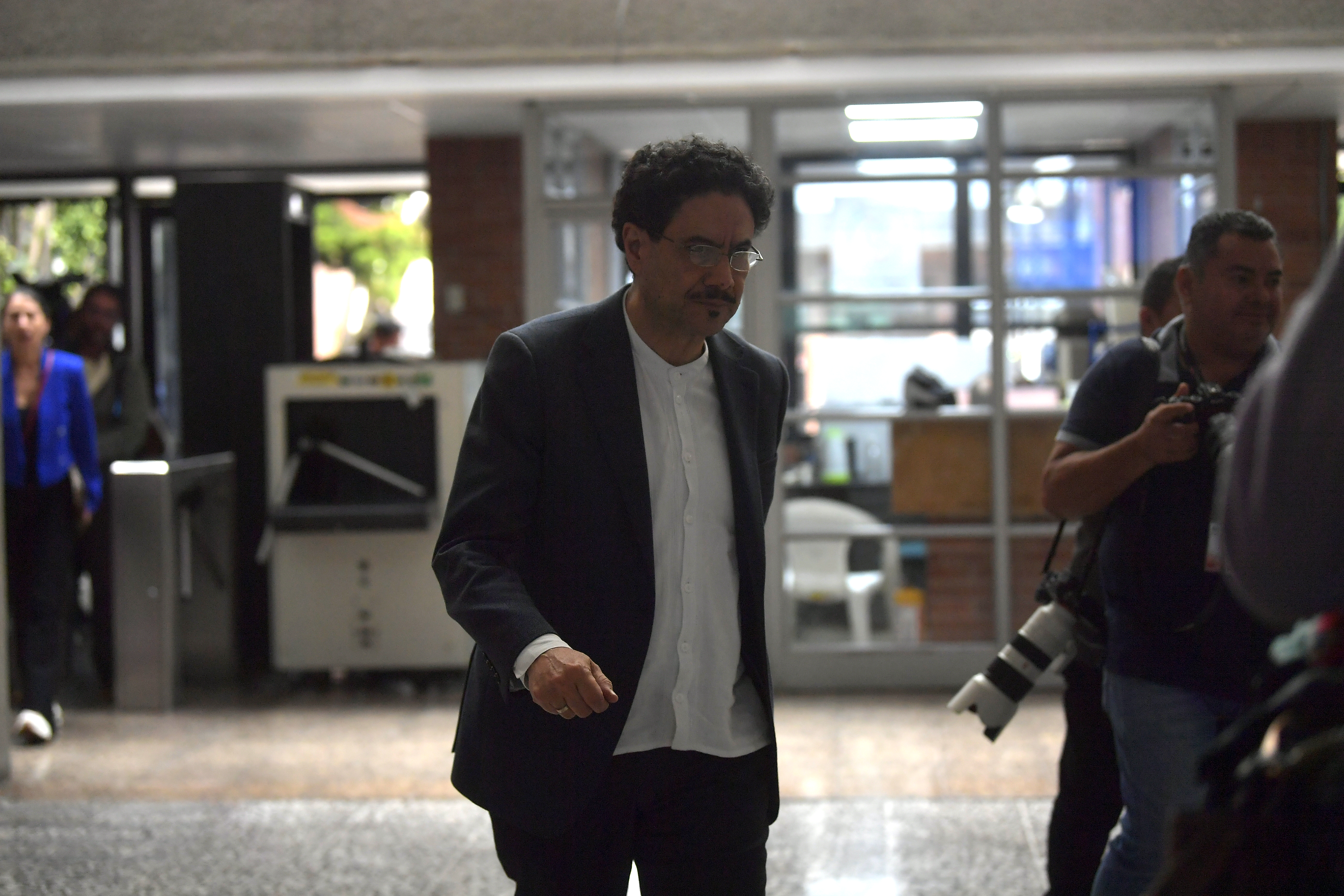Senador acreditado como víctima, en la segunda jornada del juicio contra el expresidente Álvaro Uribe, en los juzgados de Paloquemao