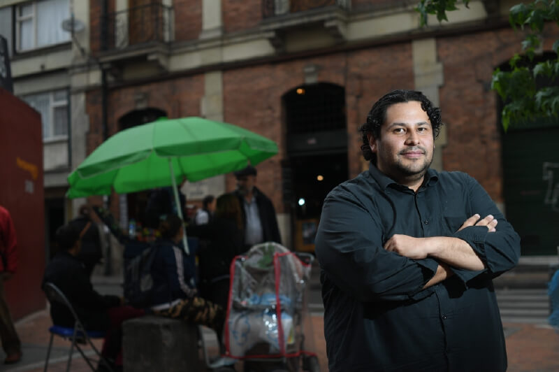 Multar por comprar empanadas es represión: demandante del Código de Policía