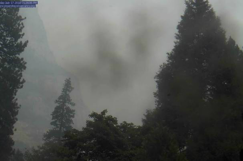 Dos bomberos heridos por incendio en parque natural de California