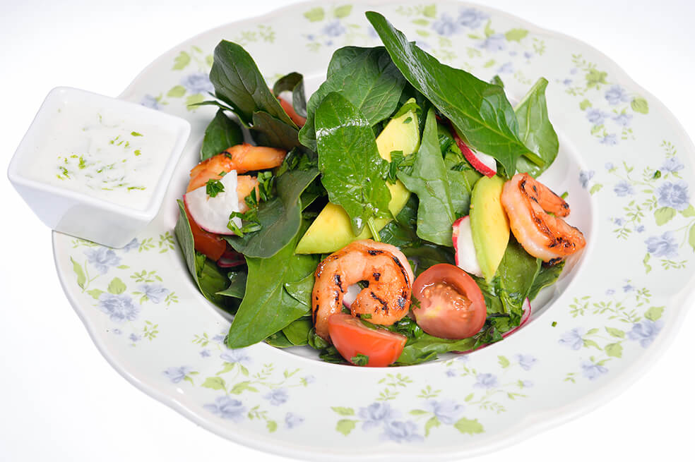 Ensalada de camarones marinados en miel y naranja con salsa de yogur y queso azul