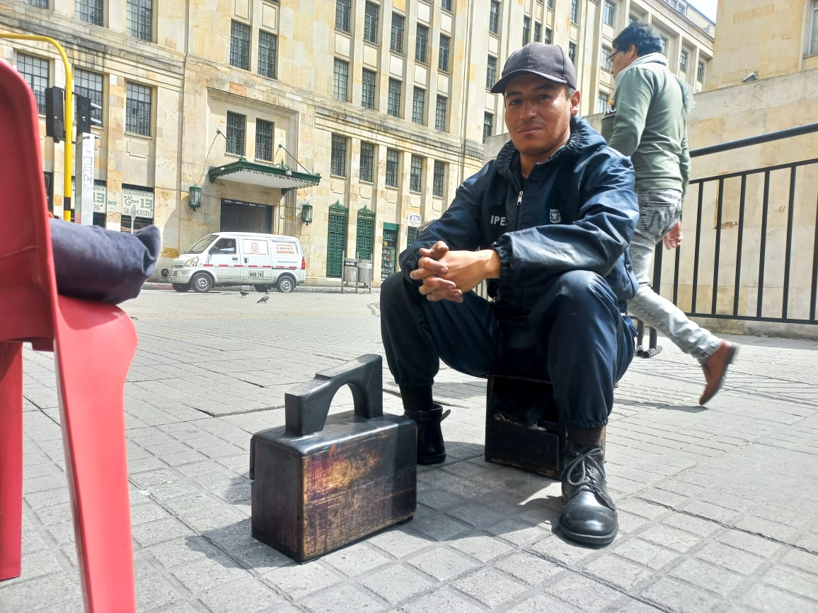 Francisco Londoño lleva lustrando calzado en el centro de Bogotá, más de 30 años.