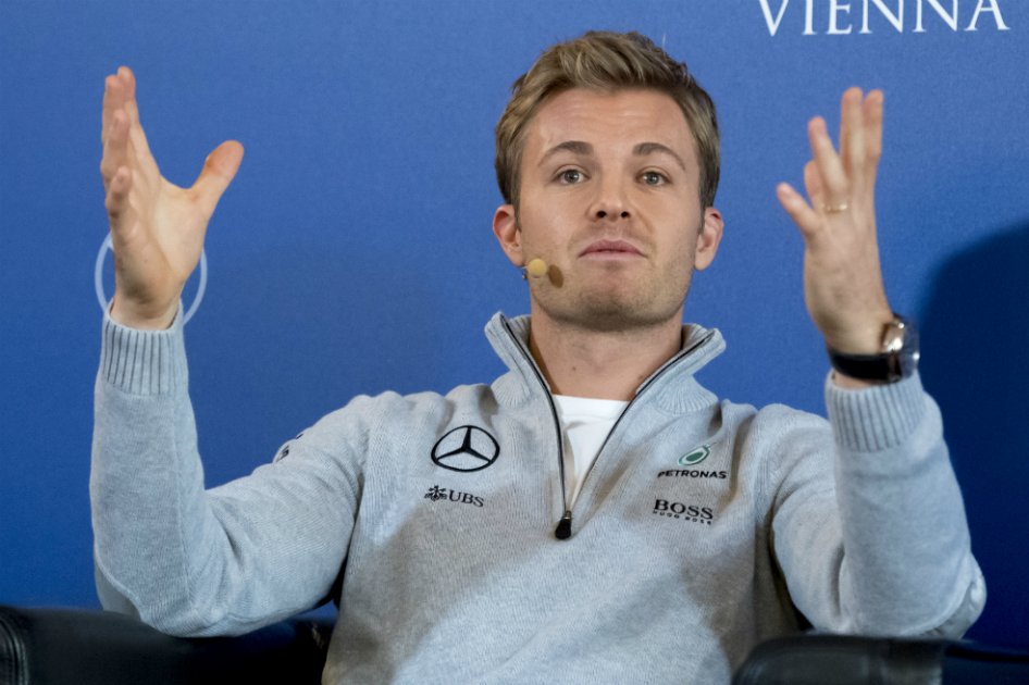 El flamante campeón de la Fórmula Uno, el alemán Nico Rosberg, durante una conferencia de prensa, este viernes, en la que anunció su retiro. / AFP