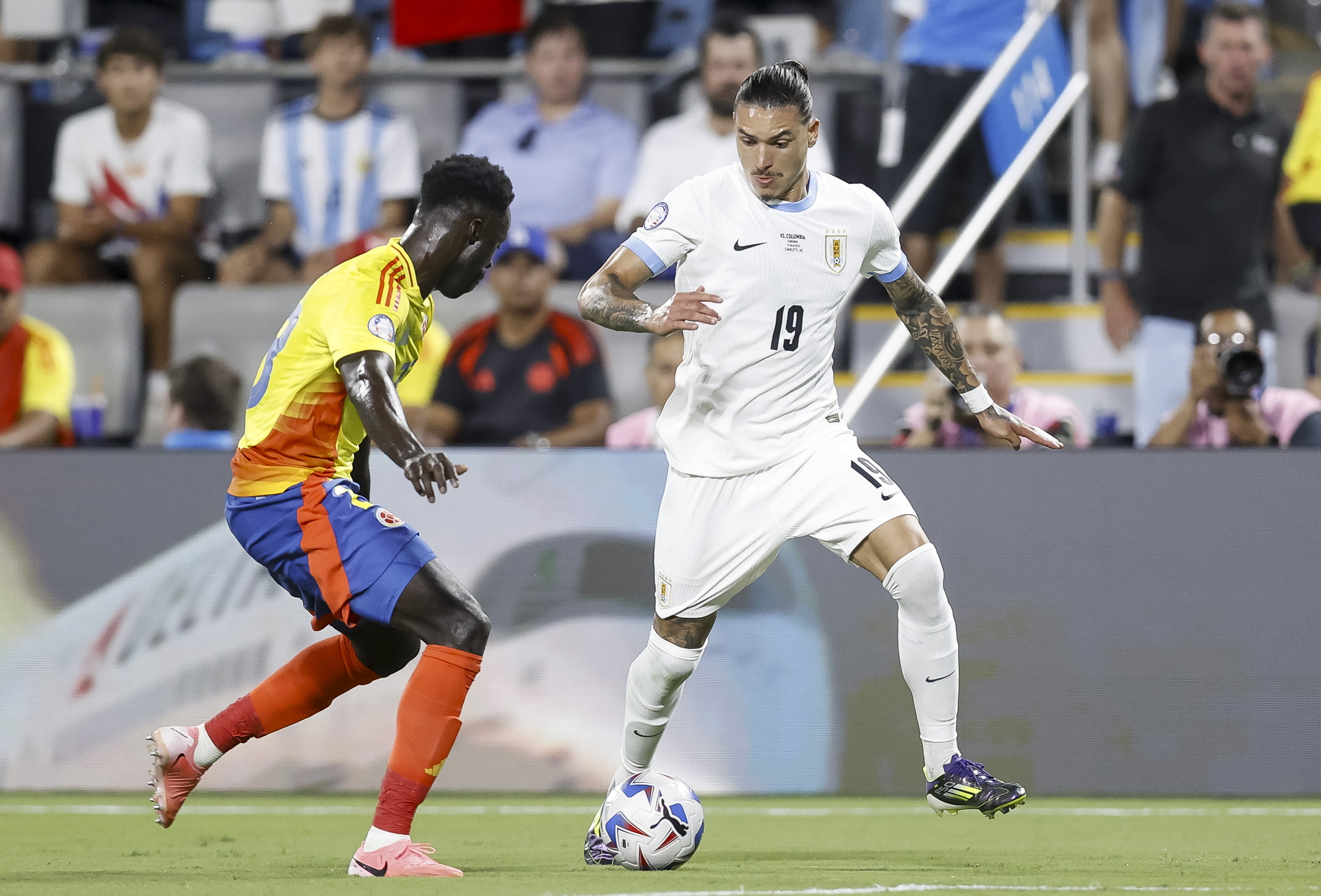 Charlotte (United States), 10/07/2024.- Uruguay's Darwin Nunez (R) tries to get past Colombia's Davinson Sanchez (L) during the second half of the CONMEBOL Copa America 2024 semi-finals match between Uruguay and Colombia in Charlotte, North Carolina, USA, 10 July 2024. EFE/EPA/BRIAN WESTERHOLT