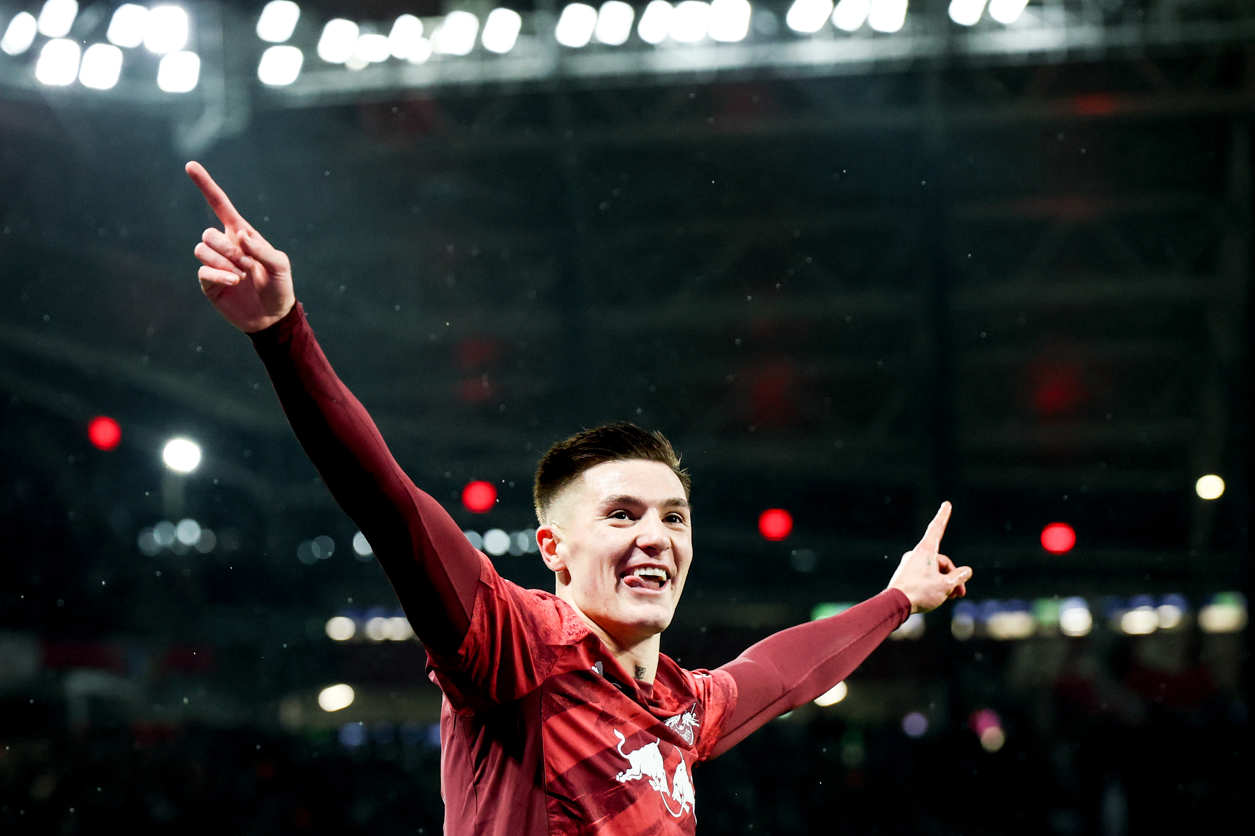 Leipzig (Germany), 15/12/2024.- Benjamin Sesko of Leipzig celebrates after scoring during the German Bundesliga soccer match between RB Leipzig and Eintracht Frankfurt in Leipzig, Germany, 15 December 2024. (Alemania) EFE/EPA/Filip Singer