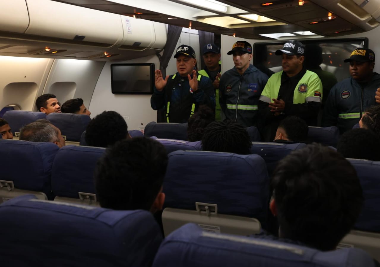 CARACAS (VENEZUELA), 24/03/2025.- Fotografía cedida por Prensa del Ministerio de Interior, Justicia y Paz, donde se observa al ministro de esa cartera, Diosdado Cabello, hablar con personas dentro de un avión en el Aeropuerto Internacional Simón Bolívar, en La Guaira (Venezuela). Un grupo de 199 migrantes venezolanos retornó en la madrugada de este lunes a su país en un avión procedentes de Honduras, a donde habían llegado desde EE.UU., país del que fueron deportados, informó el titular de Interior, Diosdado Cabello. EFE/ Prensa del Ministerio para Interior, Justicia y Paz- SOLO USO EDITORIAL/SOLO DISPONIBLE PARA ILUSTRAR LA NOTICIA QUE ACOMPAÑA (CRÉDITO OBLIGATORIO) -