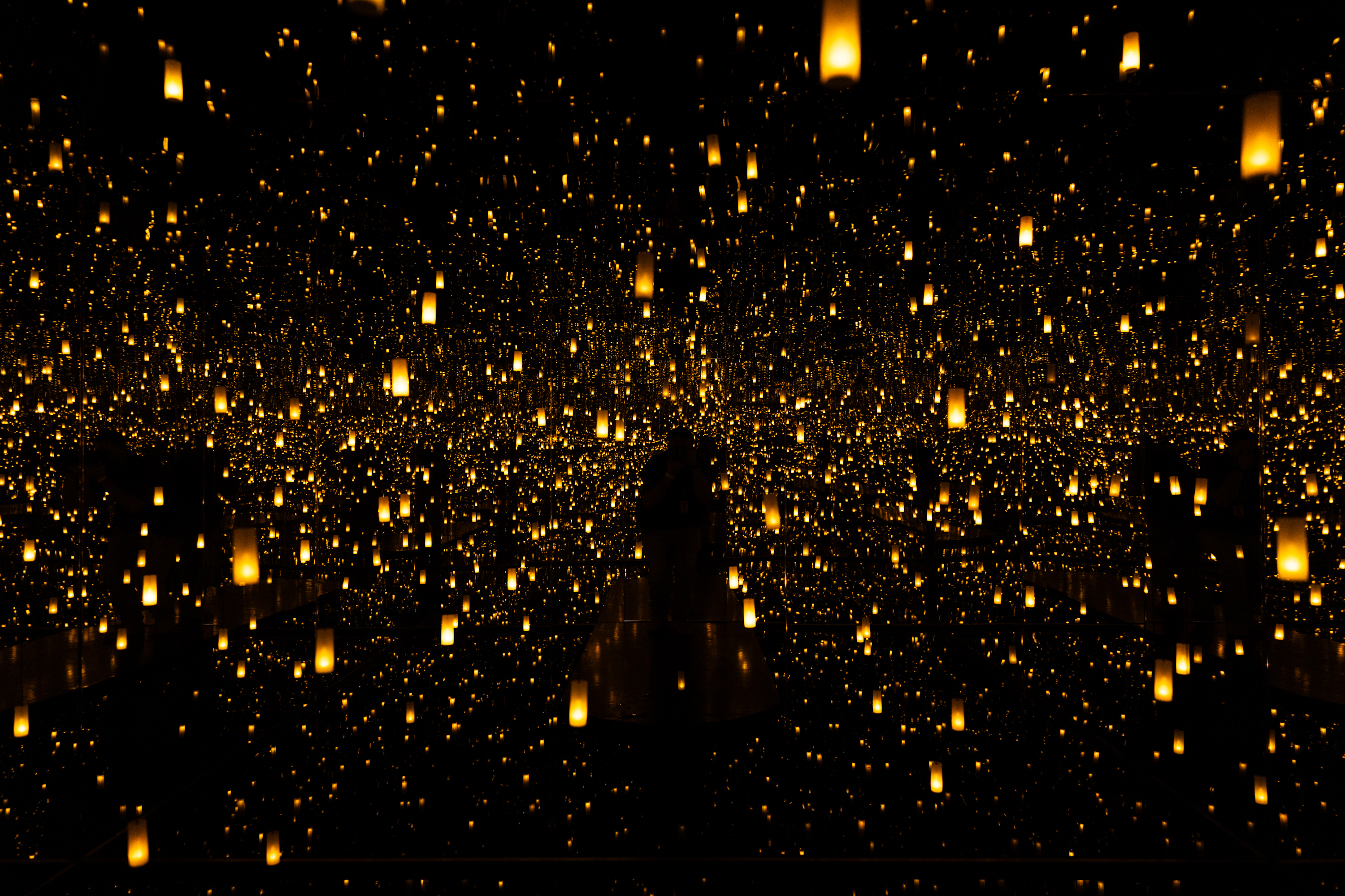ACOMPAÑA CRÓNICA: BRASIL ARTE. AME2851. BRUMADINHO (BRASIL), 14/07/2023.- Fotografía de la obra Aftermath of Obliteration of Eternity (2009), de la artista japonesa Yayoi Kusama, expuesta en una nueva galería dedicada a la artista en el Museo de Arte del Instituto Inhotima el 13 de julio de 2023, en Brumadinho (Brasil). Los universos de la japonesa Yayoi Kusama, donde la multiplicidad, el infinito y el colorido son protagonistas, tendrán en Brasil un espacio permanente en Inhotim, el museo de arte contemporáneo al aire libre más grande de Latinoamérica y uno de los mayores del mundo en su estilo. EFE/ Isaac Fontana