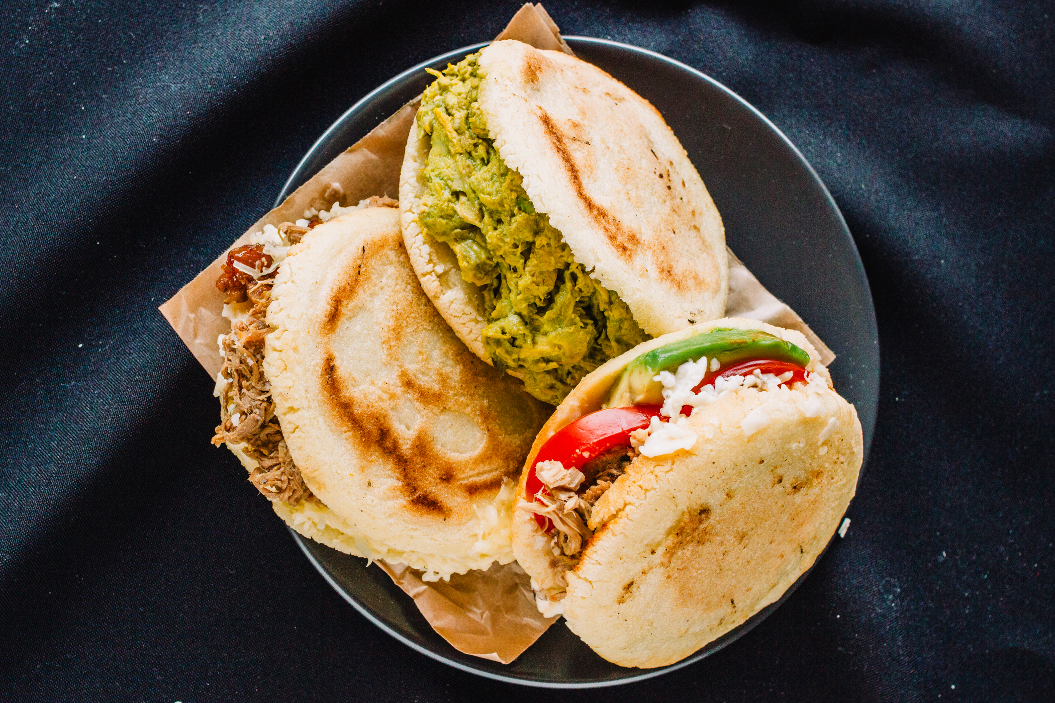Enciende fogones y prepara esta arepa rellena de chicharrón