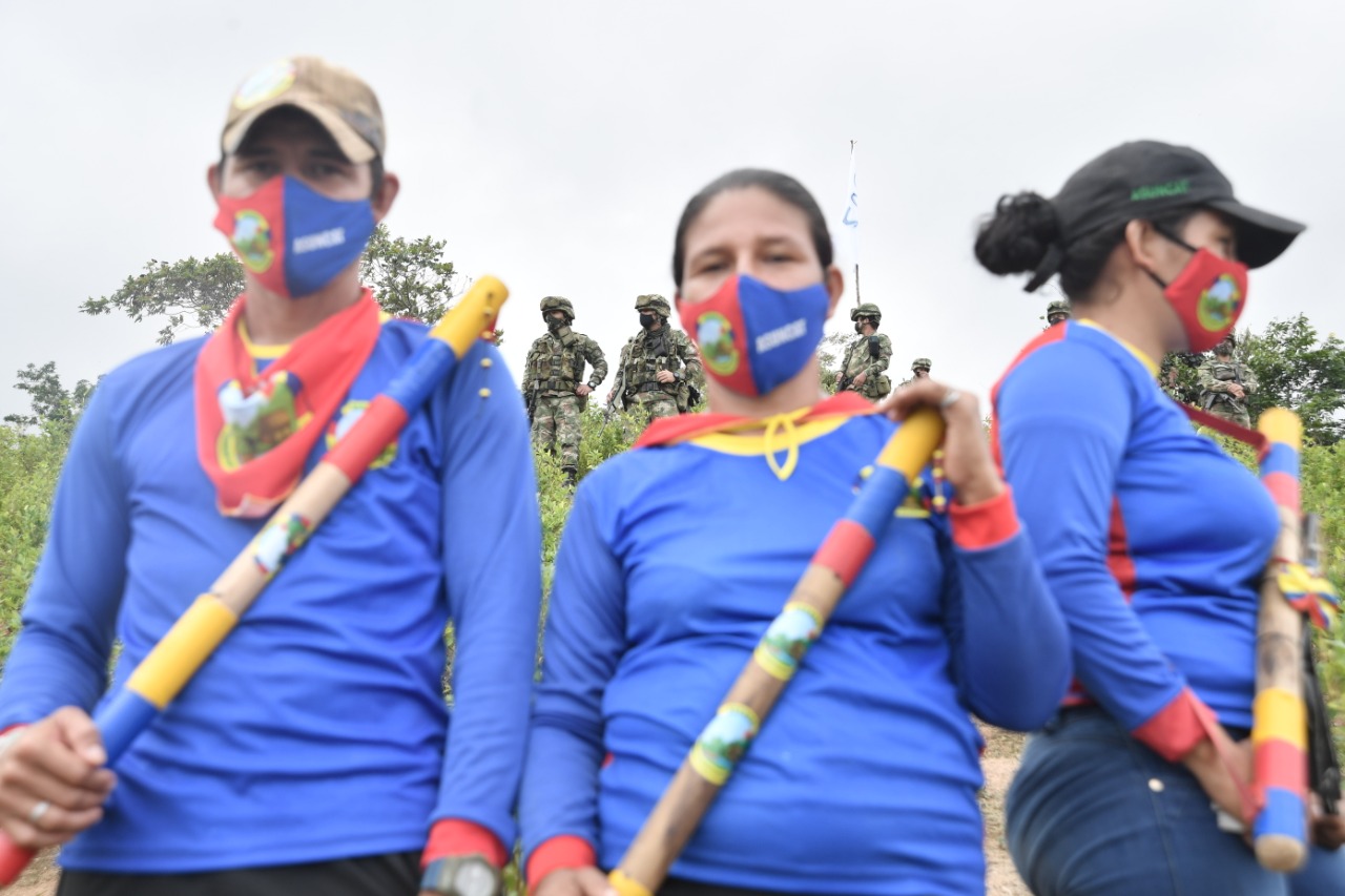 Además de los hostigamientos a ese puesto militar por parte de grupos armados, la comunidad denuncia que los militares asentados allí realizan empadronamientos a los pobladores, retenes arbitrarios, registros fotográficos a las cédulas de los campesinos, ocupan bienes civiles, usan el agua de la comunidad y señalan a los integrantes de las juntas de tener vínculos con la insurgencia.