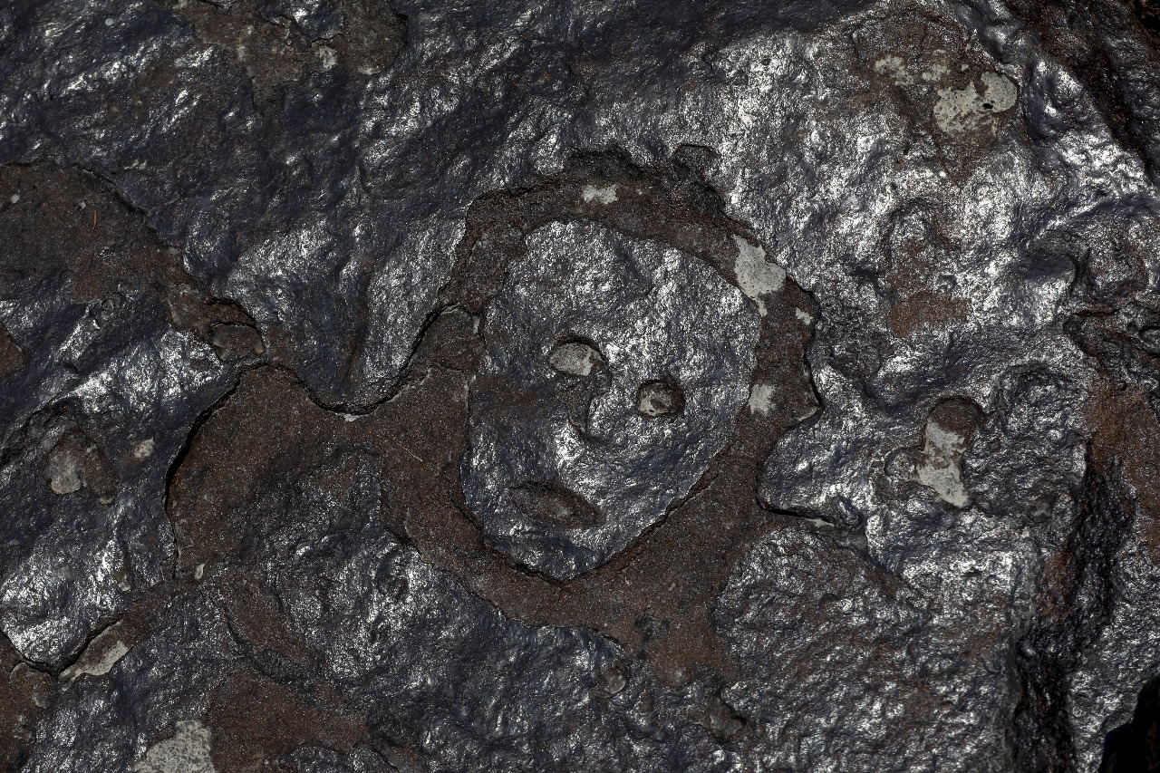 Imagen de los rostros tallados encontrados en las rocas que dejó al descubierto la sequía.