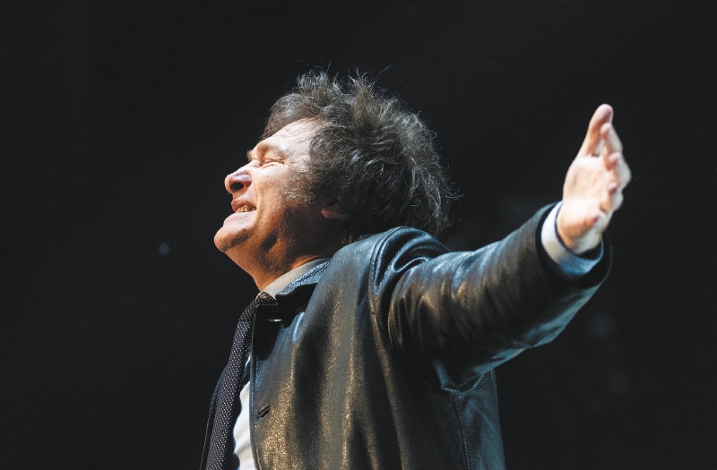 ¿Por qué el peso argentino se le va de las manos a Javier Milei?