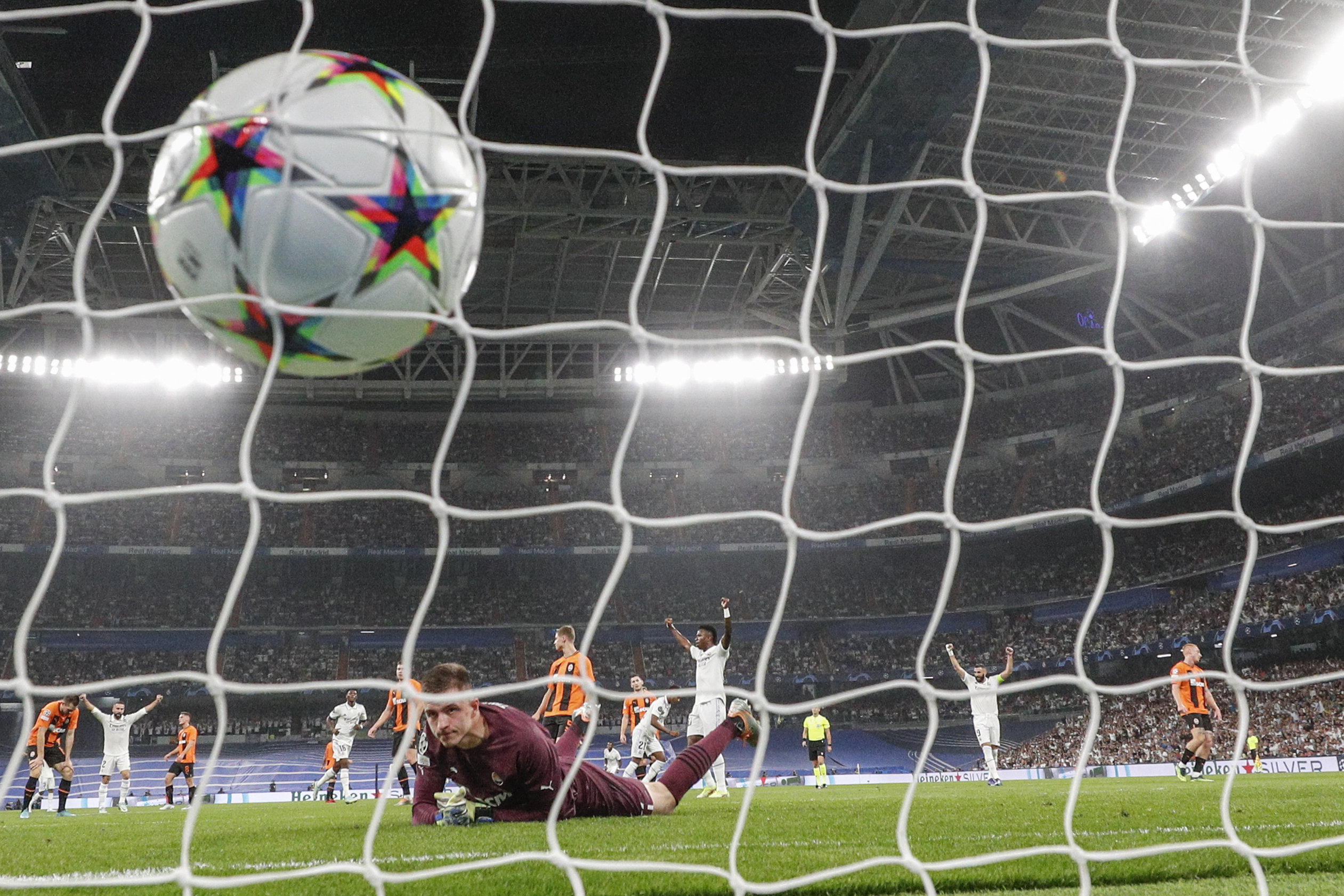 MADRID, 05/10/2022.- El portero del Shakhtar Donetsk Anatolii Trubin (c) tras encajar gol ante el Real Madrid, durante el partido de Liga de Campeones disputado este miércoles en el estadio Santiago Bernabéu. EFE/Rodrigo Jiménez