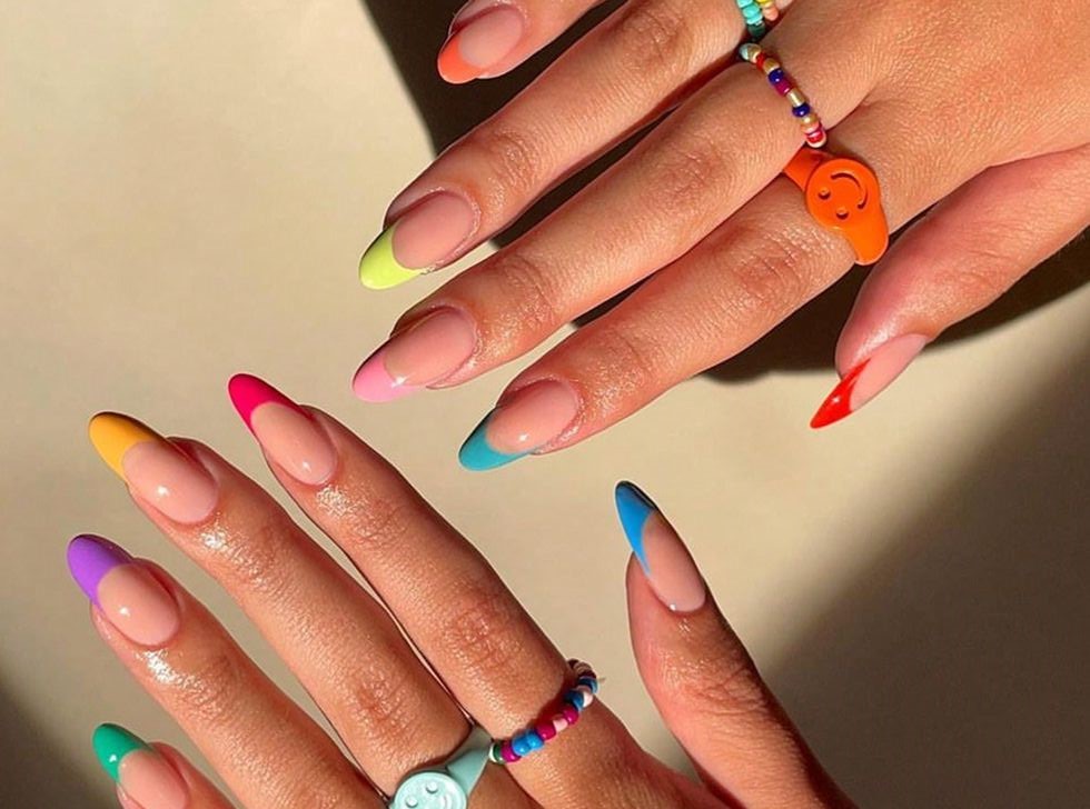 Puedes usar cualquier color que te guste, pero los más populares para este verano son los neones, los colores pastel y los metálicos.