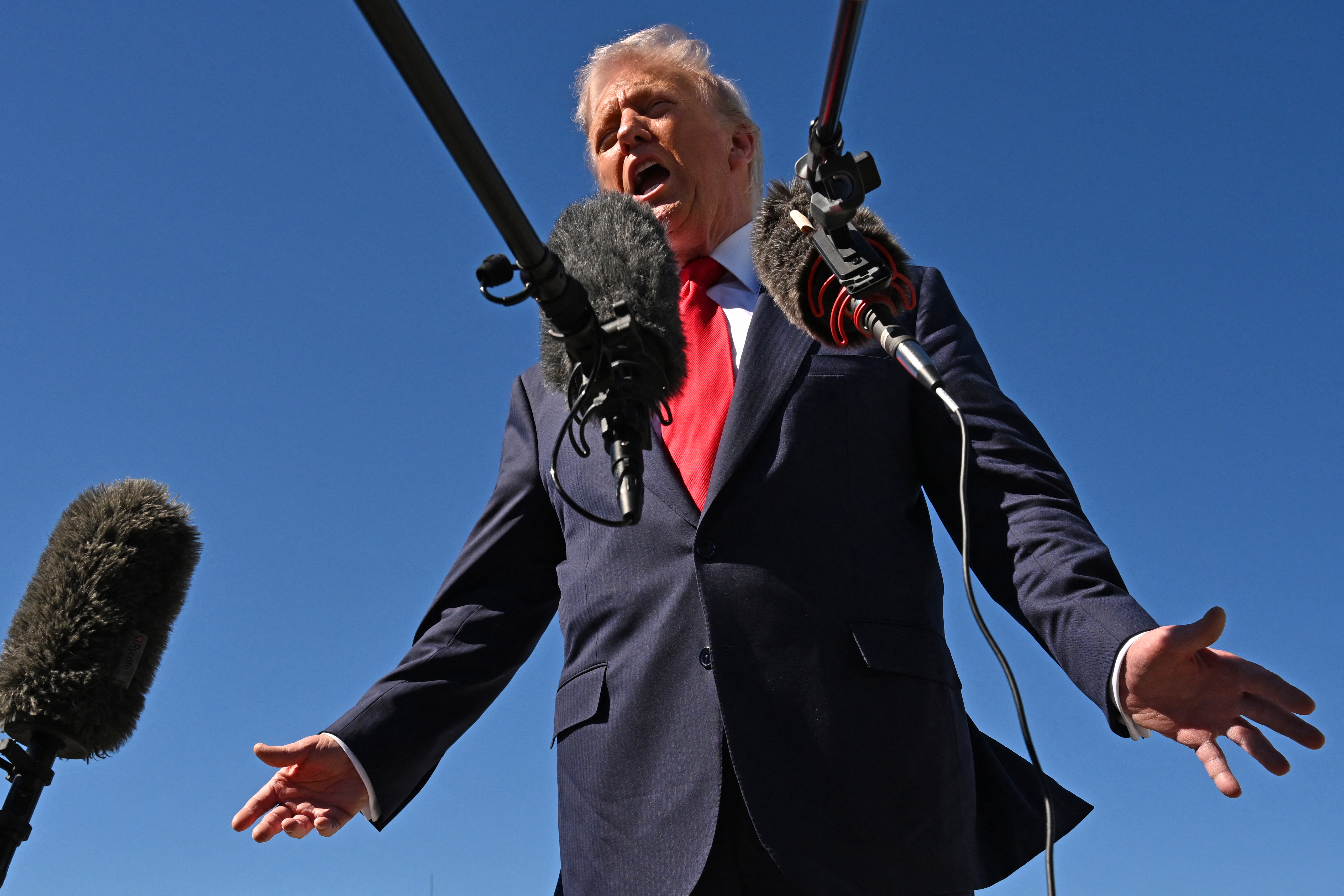Trump limita acceso de periodistas a la Casa Blanca para proteger “información sensible”