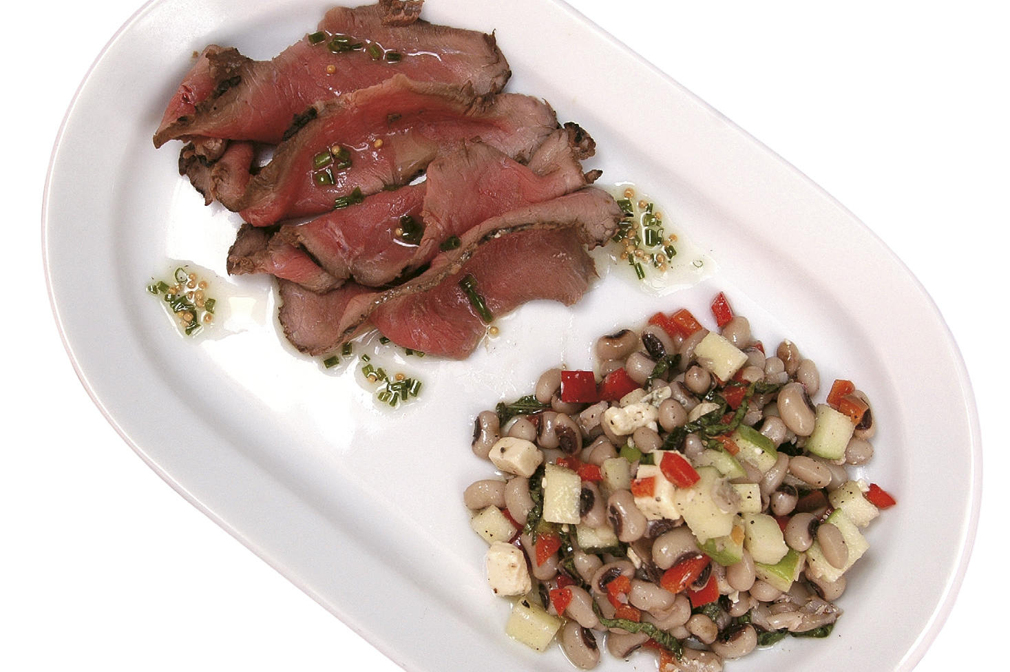 Ensalada de carne con fríjol blanco y queso azul