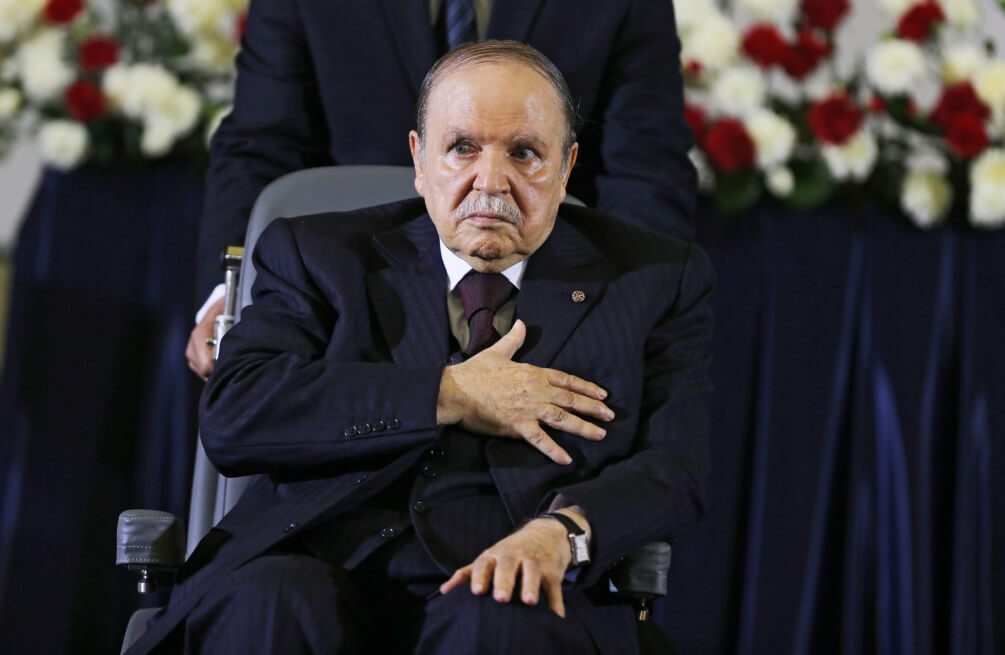 Imagen de archivo realizada el 28 de abril de 2014 que muestra al presidente de Argelia, Abdelaziz Buteflika, mientras jura el cargo durante el inicio de su cuarto mandato. / EFE