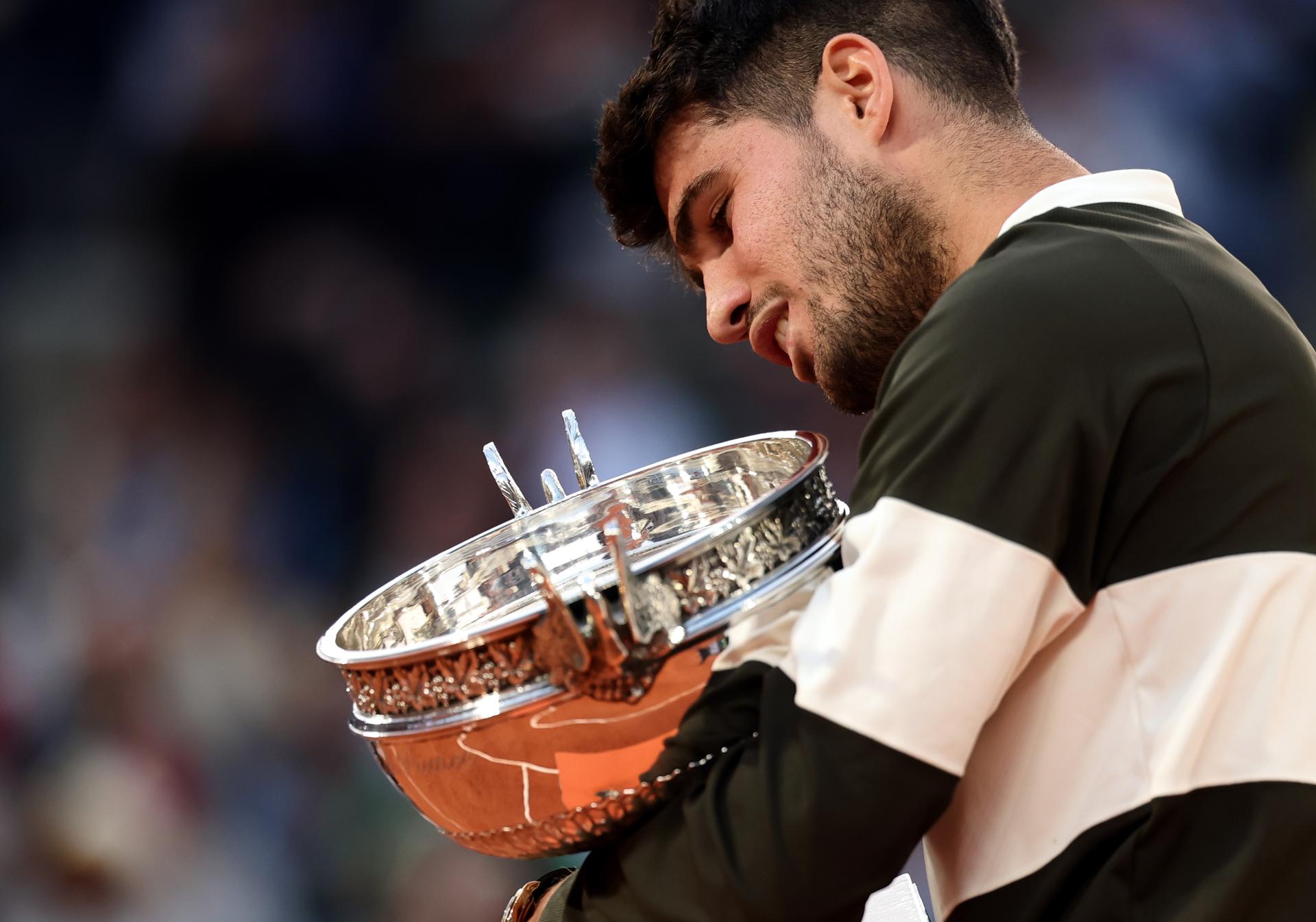PARIS (France), 08/06/2025.- Carlos Alcaraz of Spain celebrates with the Coupe des Mousquetaires after winning his Men's final match against Jannik Sinner of Italy at the French Open Grand Slam tennis tournament at Roland Garros in Paris, France, 08 June 2025. (Tenis, Abierto, Francia, Italia, España) EFE/EPA/TERESA SUAREZ