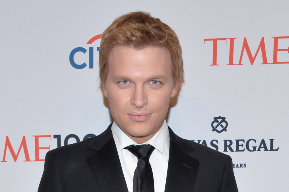 Hijo de Woody Allen cambia su aspecto para parecerse a Frank Sinatra
