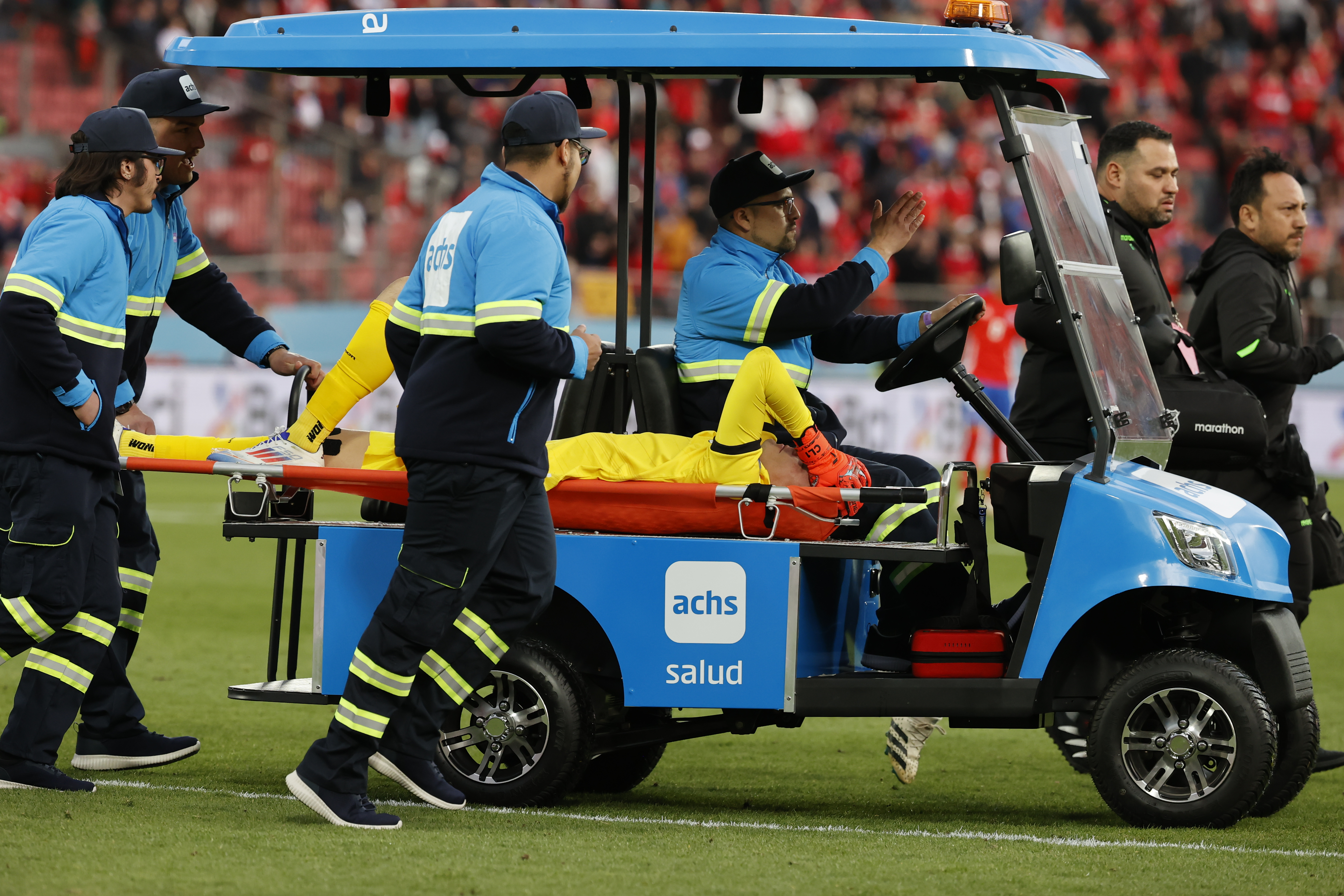 AME7912. SANTIAGO (CHILE), 10/09/2024.- Carlos Lampe de Bolivia sale lesionado este martes, en un partido de las eliminatorias sudamericanas para el Mundial de 2026 entre Chile y Bolivia en el estadio Nacional Julio Martínez Prádanos en Santiago (Chile). EFE/ Elvis González