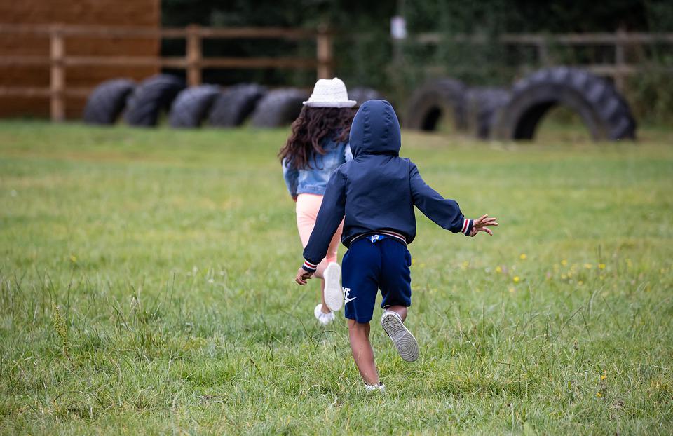 Jugar al aire libre puede mitigar los efectos negativos del tiempo frente a la pantalla