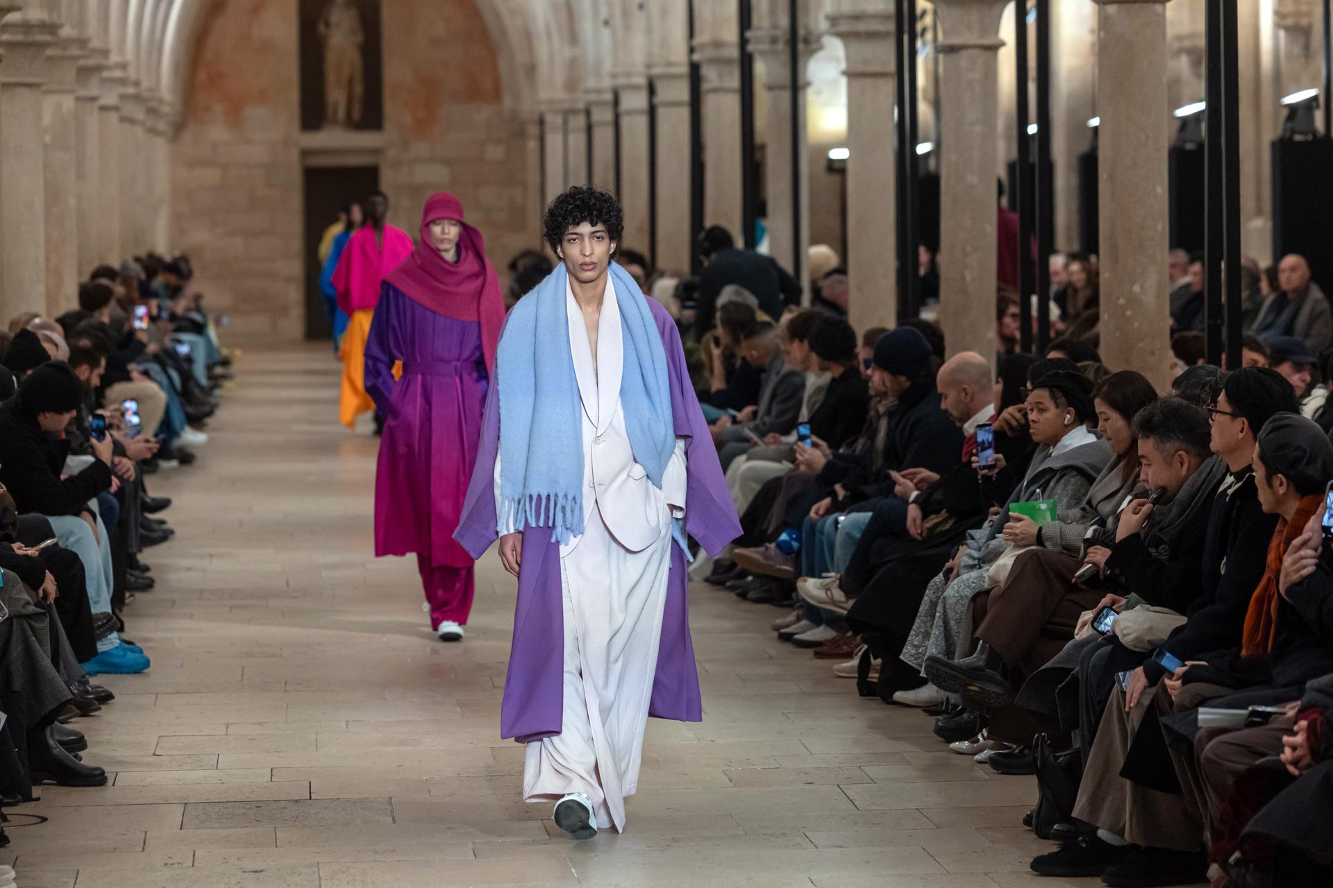 PARIS (France), 22/01/2026.- Models present creations from the Fall/Winter 2026/2027 collection by the Issey Miyake fashion house during Paris Fashion Week, in Paris, France, 22 January 2026. The presentation of the men's collections runs from 20 to 25 January 2026. (Moda, Francia) EFE/EPA/CHRISTOPHE PETIT TESSON
