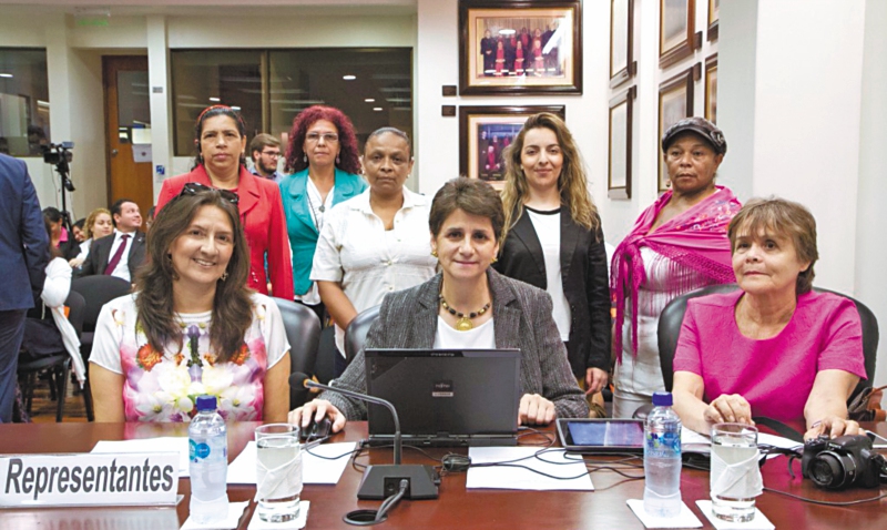 María Victoria Fallon (centro) y el GIDH han manejado otros casos en el Sistema Interamericano, como el de Jesús María Valle. / Corte Interamericana