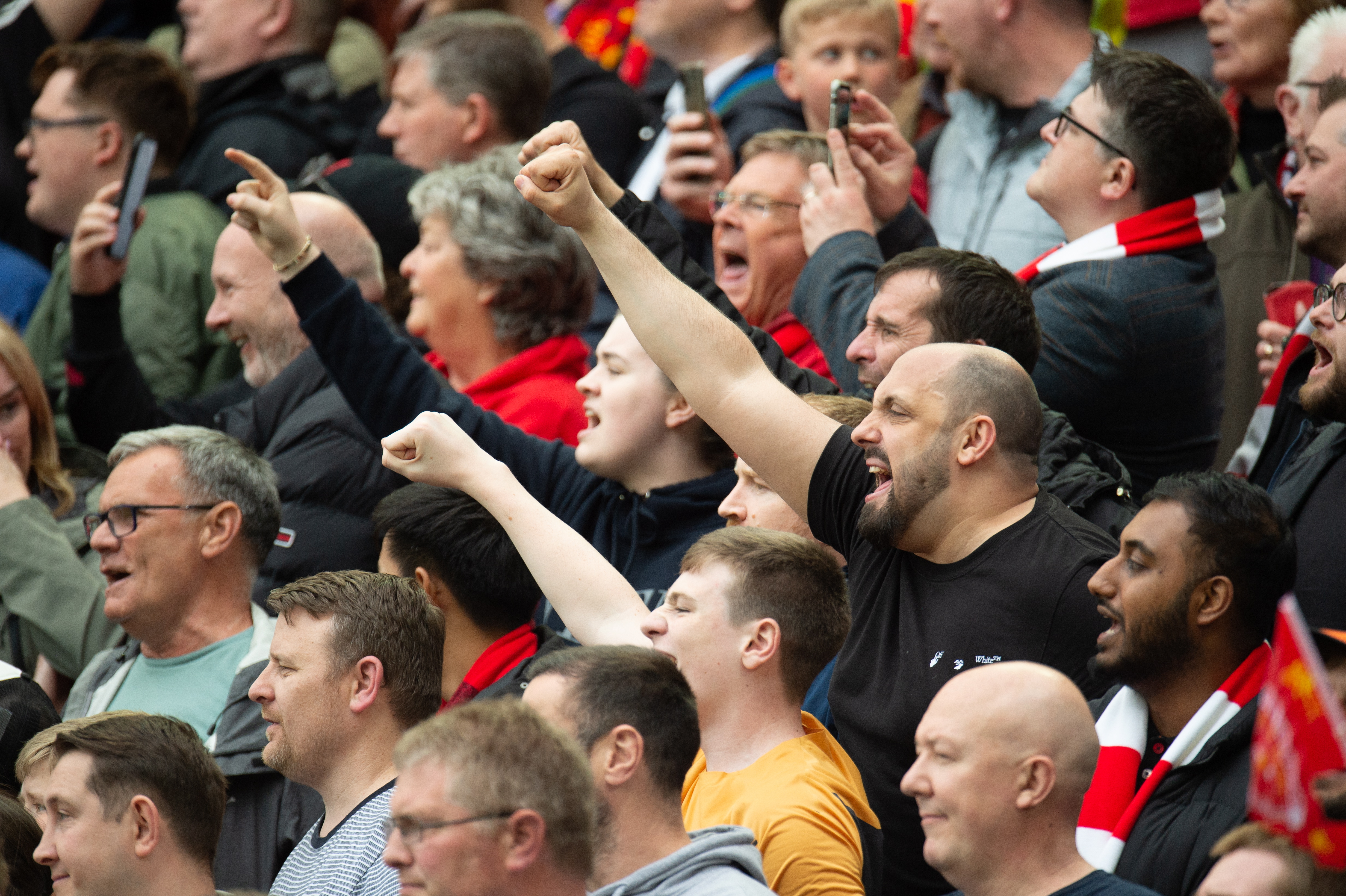 Liverpool (United Kingdom), 05/05/2023.- Liverpool fans react as the English National anthem is played during the English Premier League soccer match between Liverpool and Brentford, in Liverpool, Britain, 06 May 2023. (Reino Unido) EFE/EPA/Peter Powell EDITORIAL USE ONLY. No use with unauthorized audio, video, data, fixture lists, club/league logos or 'live' services. Online in-match use limited to 120 images, no video emulation. No use in betting, games or single club/league/player publications