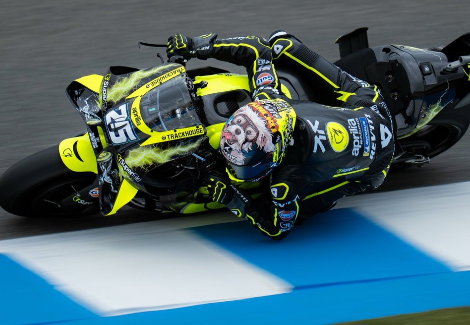 La relación entre el piloto, su hermano Adrián y el perro también ha trascendido a contenidos audiovisuales, con apariciones en producciones de DAZN y MotoGP.
