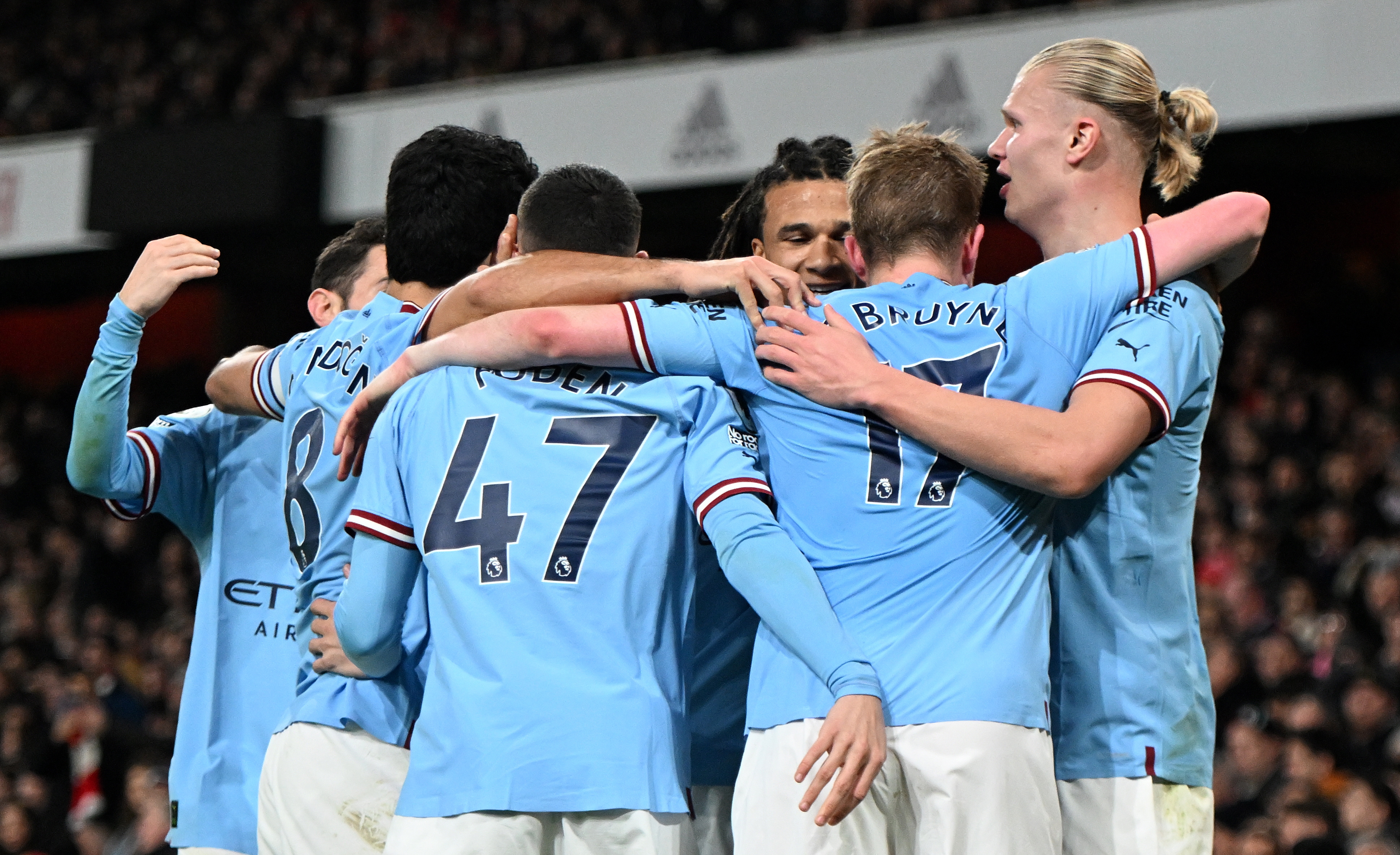 London (United Kingdom), 15/02/2023.- Erling Haaland (R) of Manchester City celebrates with teammate after scoring his team's third goal during the English Premier League soccer match between Arsenal London and Manchester City in London, Britain, 15 February 2023. (Reino Unido, Londres) EFE/EPA/Daniel Hambury EDITORIAL USE ONLY. No use with unauthorized audio, video, data, fixture lists, club/league logos or 'live' services. Online in-match use limited to 120 images, no video emulation. No use in betting, games or single club/league/player publications