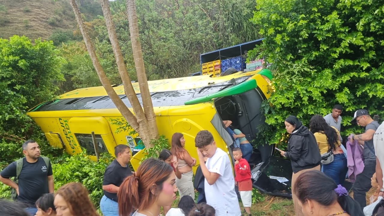 Accidente de bus en vía Sabanalarga – Medellín dejó 20 heridos, ¿qué pasó?