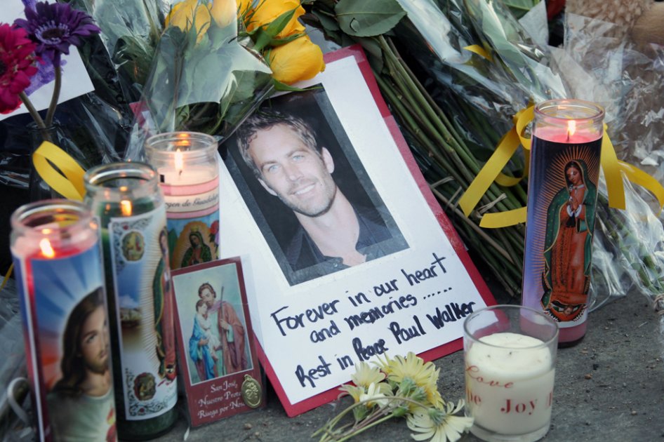 Fans de Paul Walker lamentaban la muerte del actor en un aparatoso accidente automovilístico este sábado.