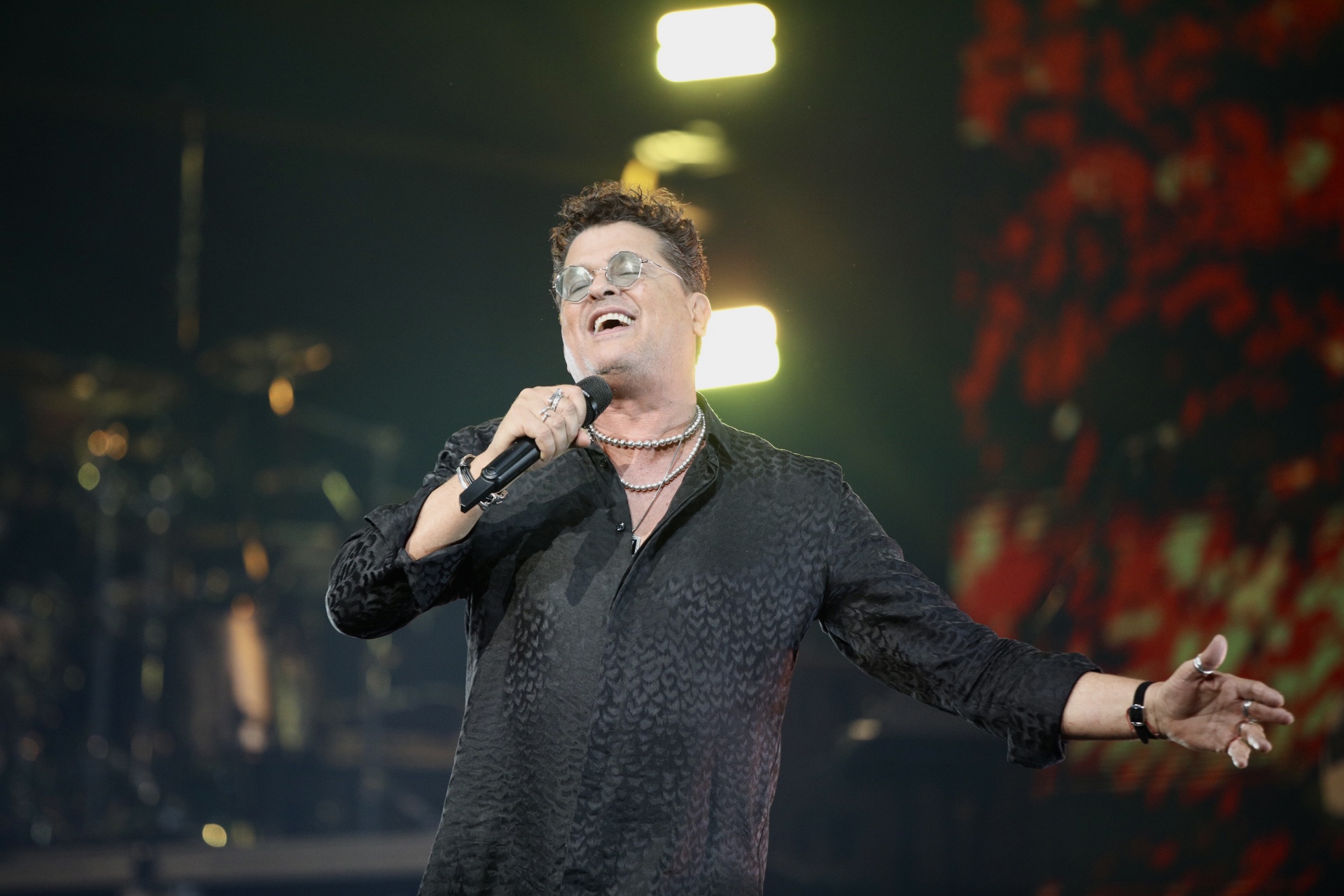 En su primer concierto en Bogotá, Ricky Martin recibió a su colega el colombiano Carlos Vives y juntos cantaron ‘Canción Bonita’.