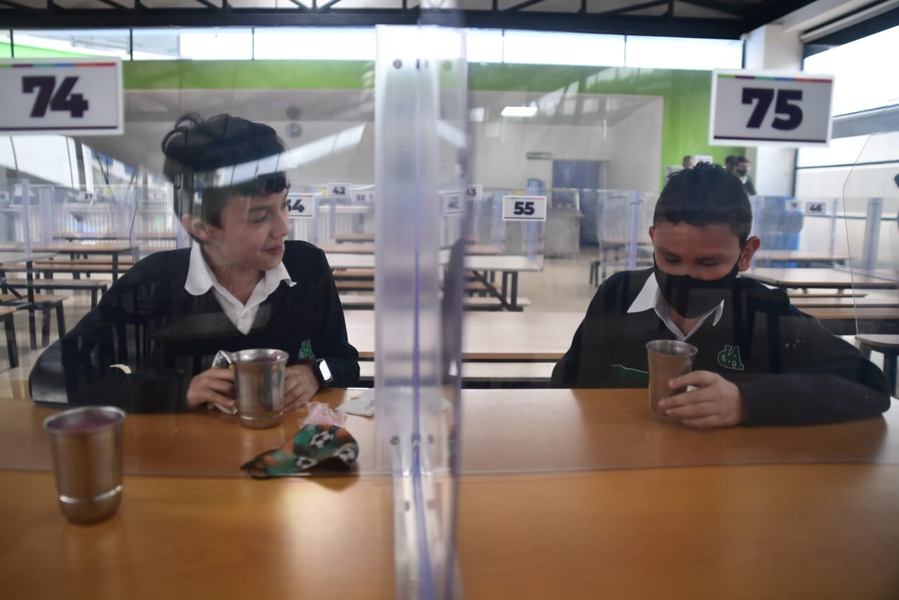 Padres y estudiantes celebran el regreso a clases presenciales compartiendo fotos del primer día