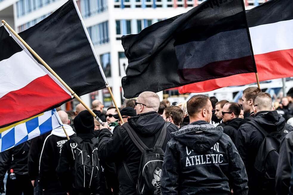 Estados Unidos designa por primera vez a supremacistas blancos como terroristas