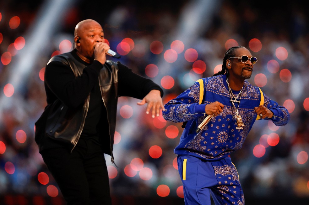 Dr. Dre y Snoop Dogg durante el espectáculo de medio tiempo del Super Bowl LVI en el SoFi Stadium en Inglewood, California, EE. UU.