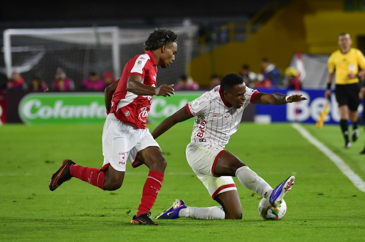 Lo que parecía un partido cerrado y definido por pequeños detalles, terminó siendo una goleada estruendosa de Santa Fe sobre América en El Campín por la vuelta de los cuartos de final de la Liga Betplay 2026-I.