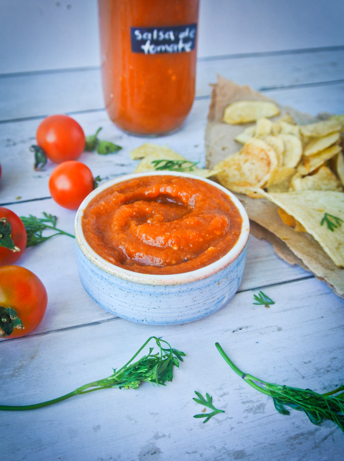 ¿Por qué cuando la salsa de tomate está por acabarse salpica por todas partes?