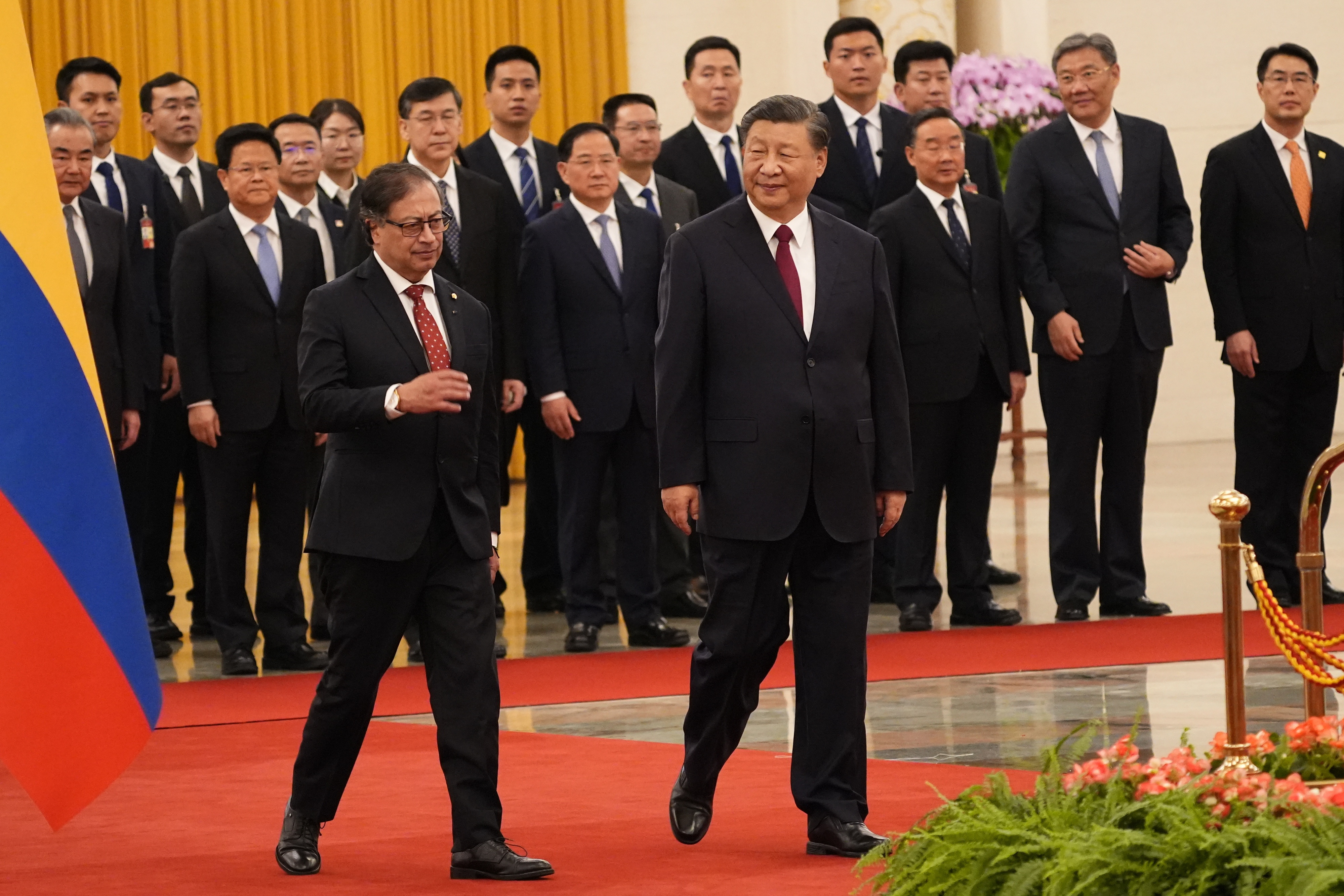Beijing (China), 25/10/2023.- Colombian President Gustavo Petro (L) inspects an honor guard with Chinese President Xi Jinping during a welcoming ceremony at the Great Hall of the People in Beijing, China, 25 October 2023. EFE/EPA/KEN ISHII / POOL