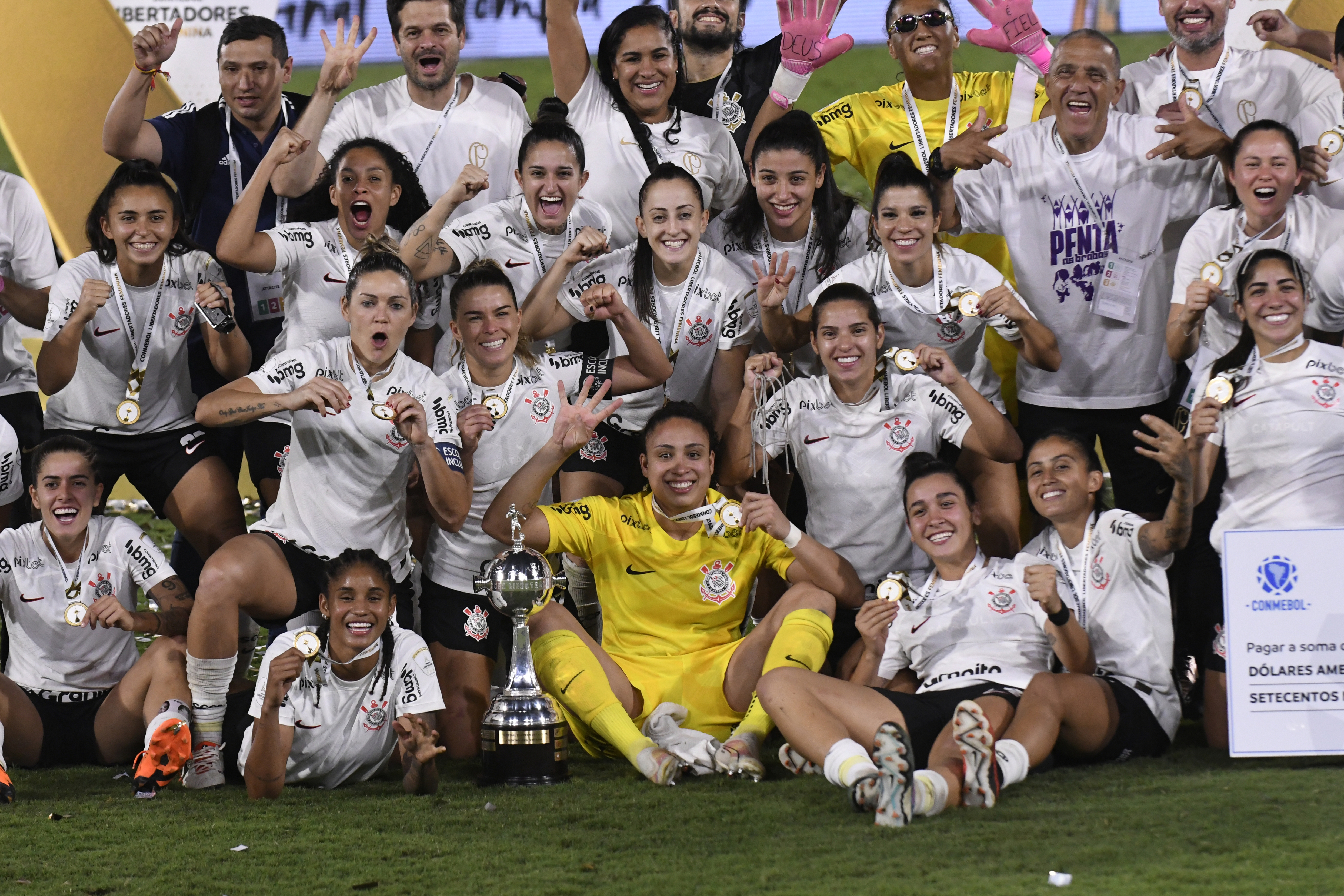 AMDEP1197. CALI (COLOMBIA), 21/10/2023.- Jugadoras de Corinthians celebran con el trofeo al ganar la final de la Copa Libertadores femenina ante Palmeiras hoy, en el estadio Pascual Guerrero en Cali (Colombia). EFE/ Oswaldo Paez
