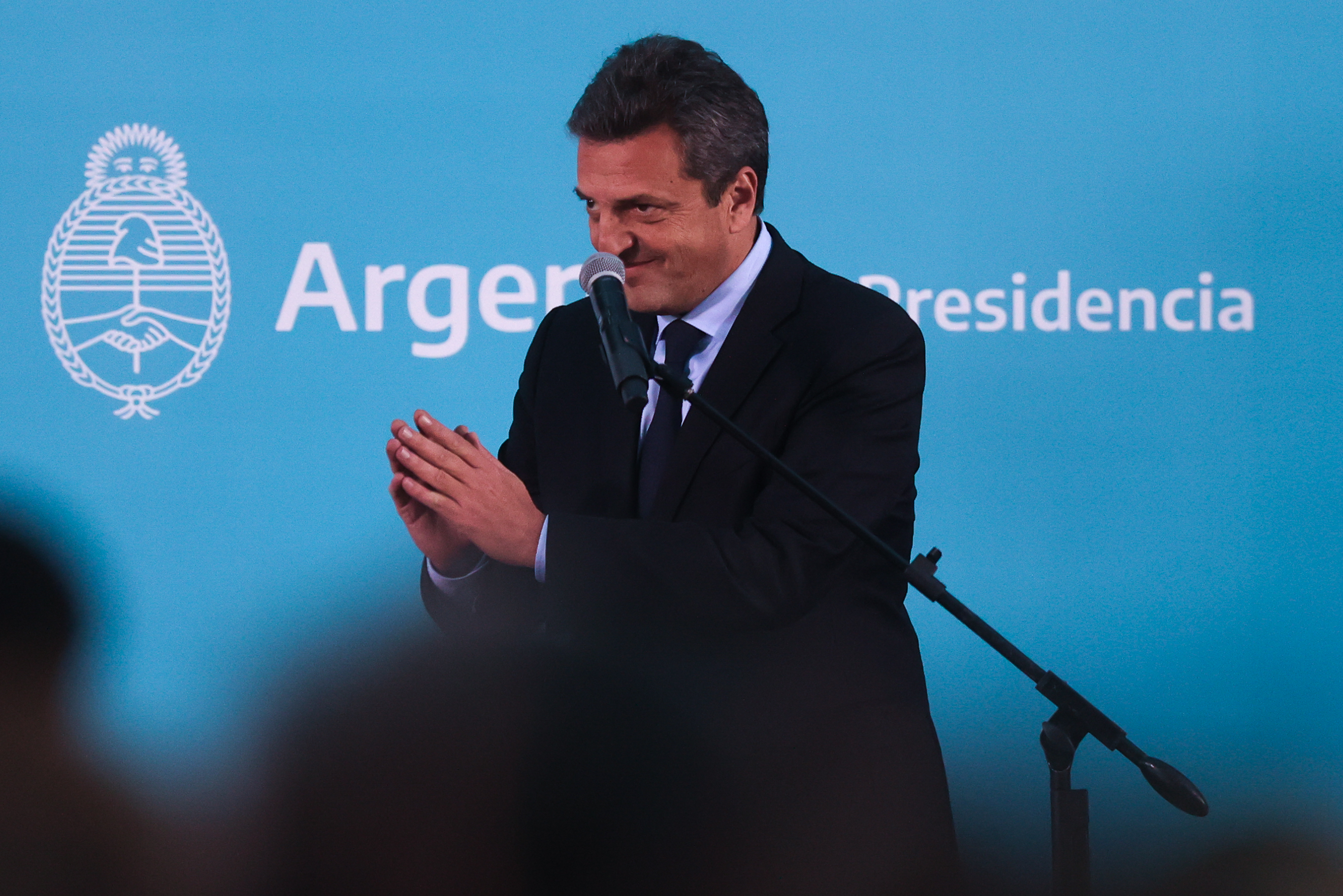 AME7074. BUENOS AIRES (ARGENTINA), 03/08/2022.- Sergio Massa, nuevo ministro de Economía, asume en el cargo y toma juramento hoy en el Museo del Bicentenario de la Casa de Gobierno, en Buenos Aires (Argentina). El presidente de Argentina, Alberto Fernández, tomó este miércoles juramento a Sergio Massa como nuevo ministro de Economía del país suramericano, donde crecen las expectativas por los inminentes anuncios de medidas económicas. "Estamos empezando una etapa del Gobierno que estoy convencido de que vamos a transitar exitosamente. Para eso lo convoqué a Sergio, cuya capacidad y coraje me constan y estoy seguro de que lo va a hacer muy bien", dijo Fernández en el acto de asunción del nuevo ministro. EFE/ Juan Ignacio Roncoroni
