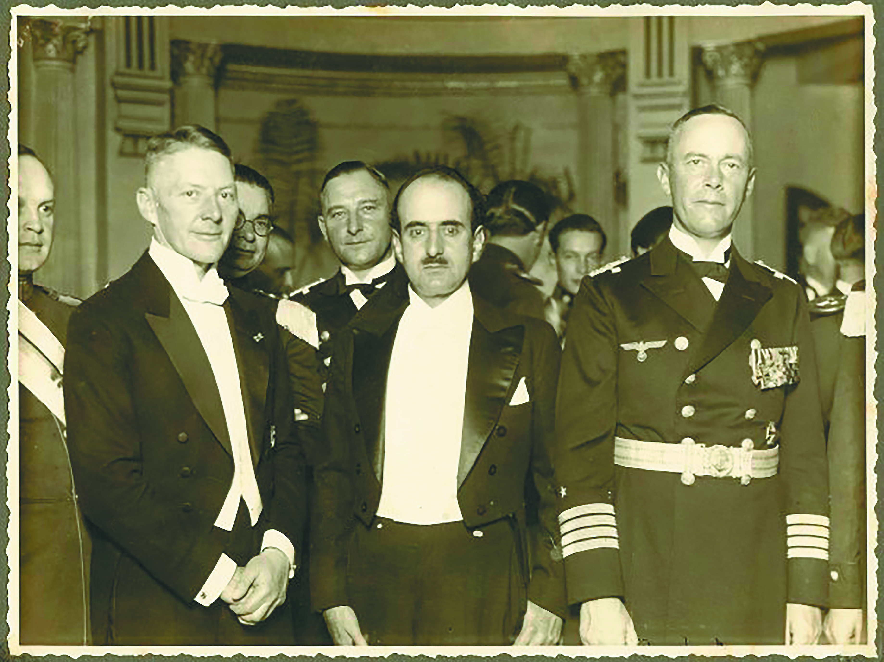 De der a izq: Von Hentie, ministro plenipotenciario y enviado extraordinario del Tercer Reich; Ernesto González Piedrahíta, gobernador del Valle, y Günther Lütjens, comandante del Karlsruhe.
