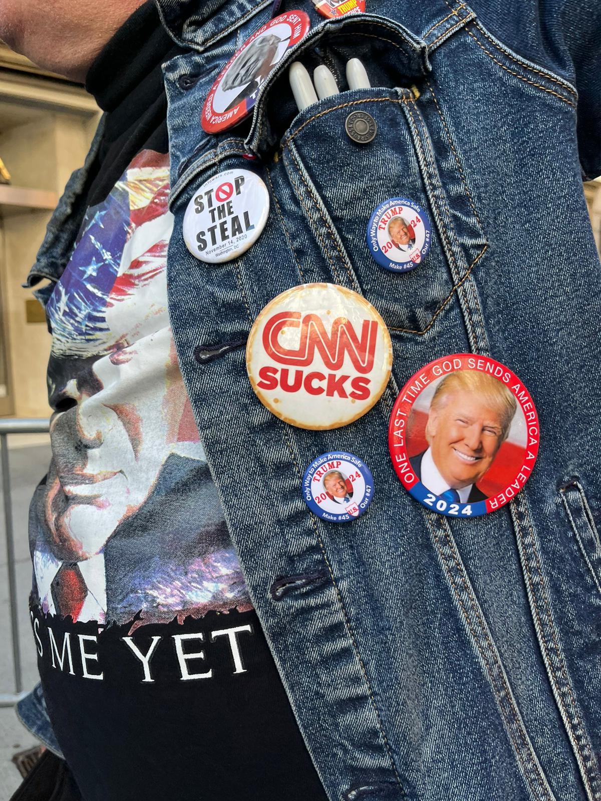 Detalle de la indumentaria de un seguidor de Donald Trump, quien ya ha anunciado su aspiración a volver a la Casa Blanca en las elecciones de 2024.