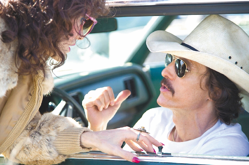 Matthew McConaughey (derecha) durante una de las escenas de “Dallas Buyers Club”.