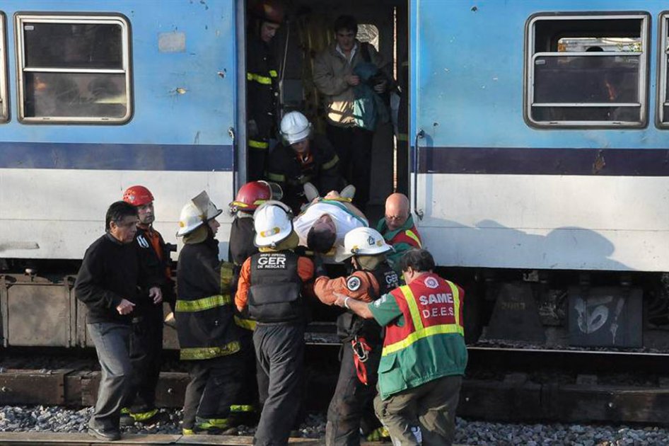 Confirman tres muertos y 155 heridos en choque de trenes en Argentina