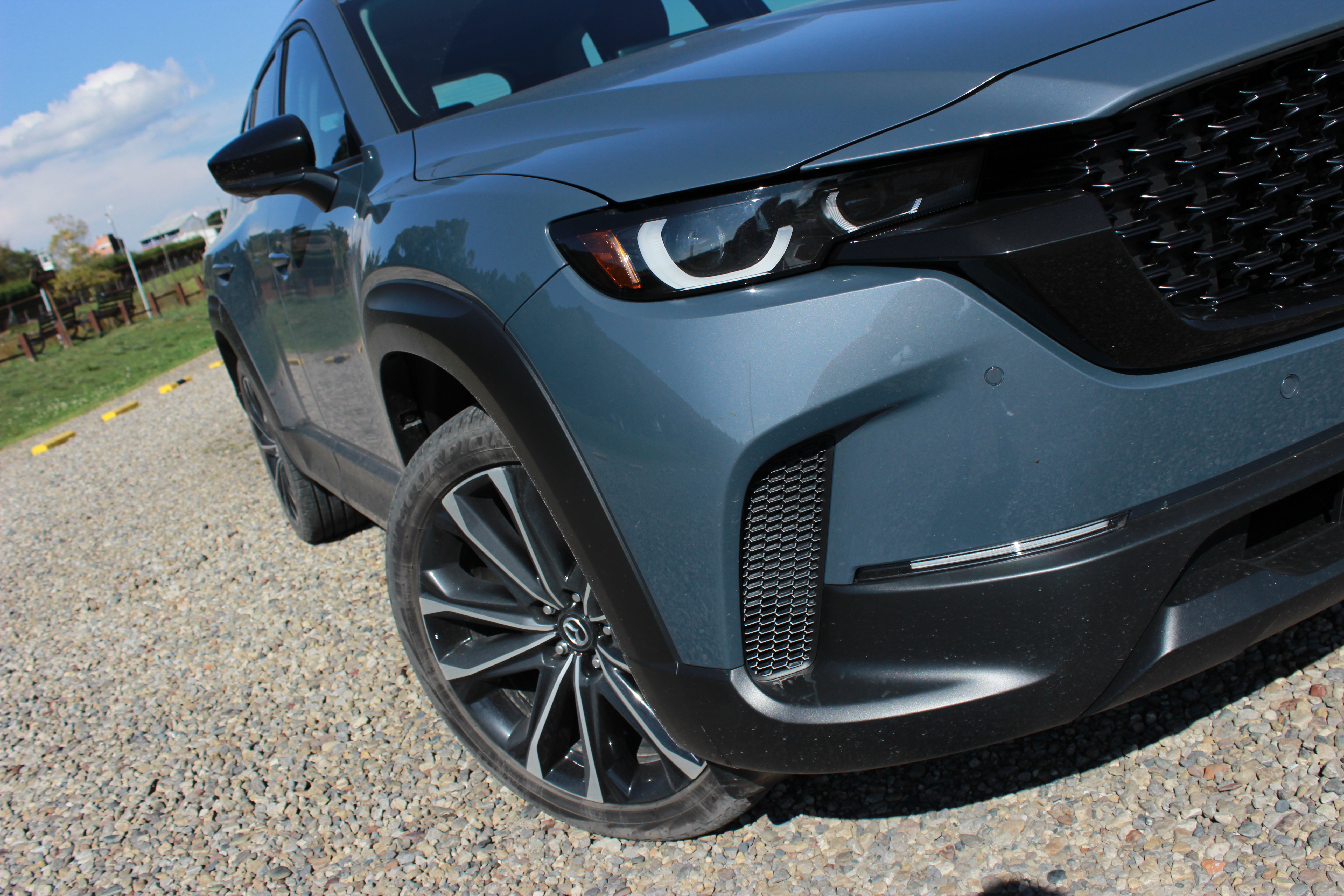 Todo el conjunto de luces de la nueva CX-50 cuenta con tecnología LED.