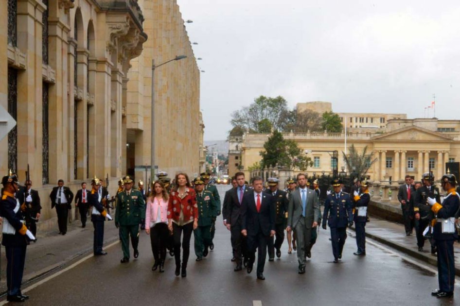 El Presidente de la República, Juan Manuel Santos, se dirige a la Catedral Primada de Bogotá, donde se efectuó este domingo un Te Deum, con motivo del Día de la Independencia Nacional. El Jefe de Estado asistió a la ceremonia litúrgica, en compañía de su familia. 