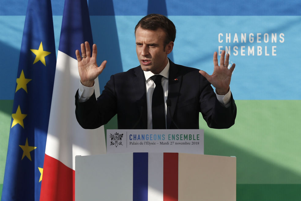 Pese a protestas, Macron persiste en aumento de impuestos sobre carburantes