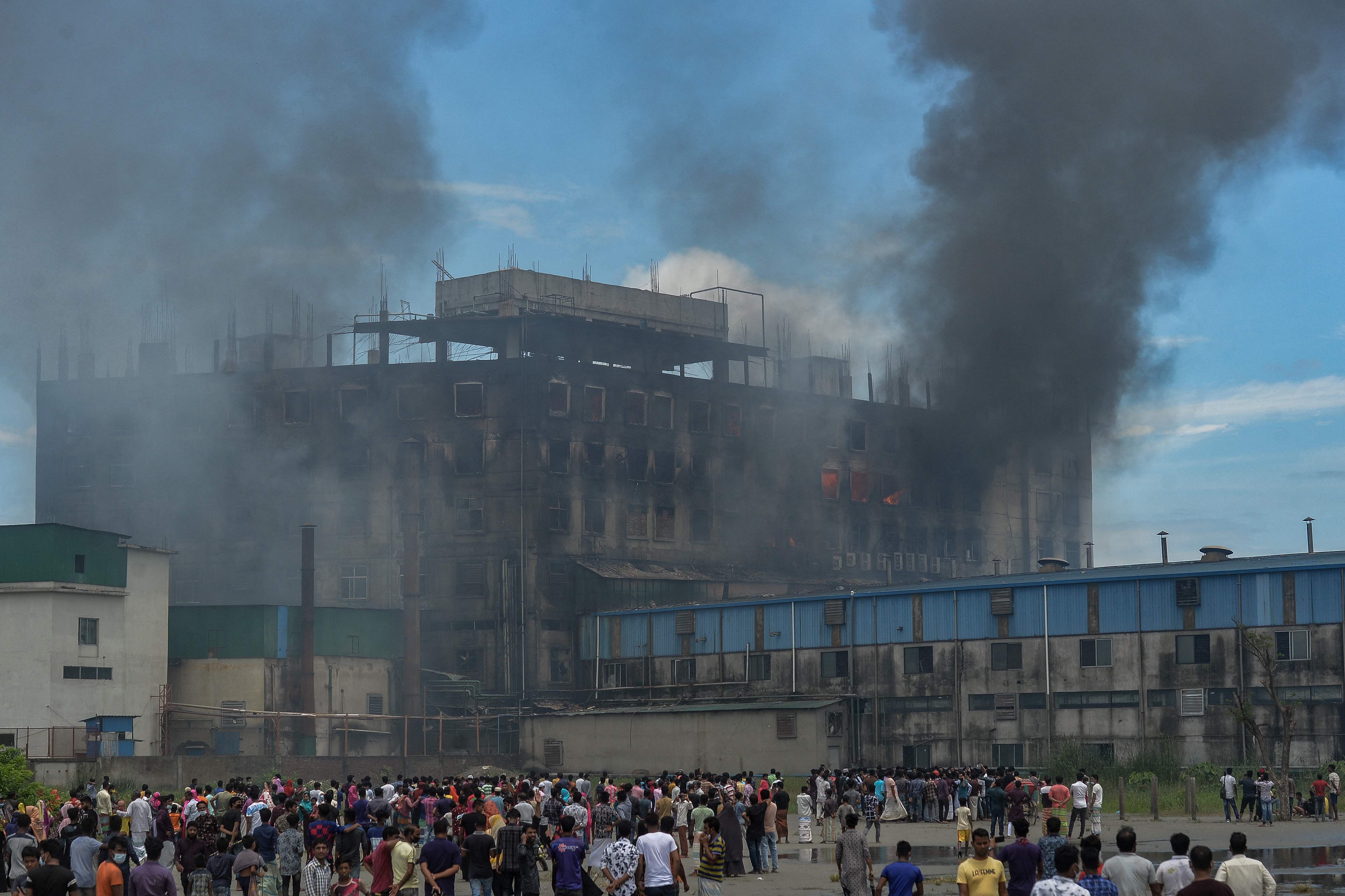 Más de 50 muertos deja incendio en una fábrica de Bangladés