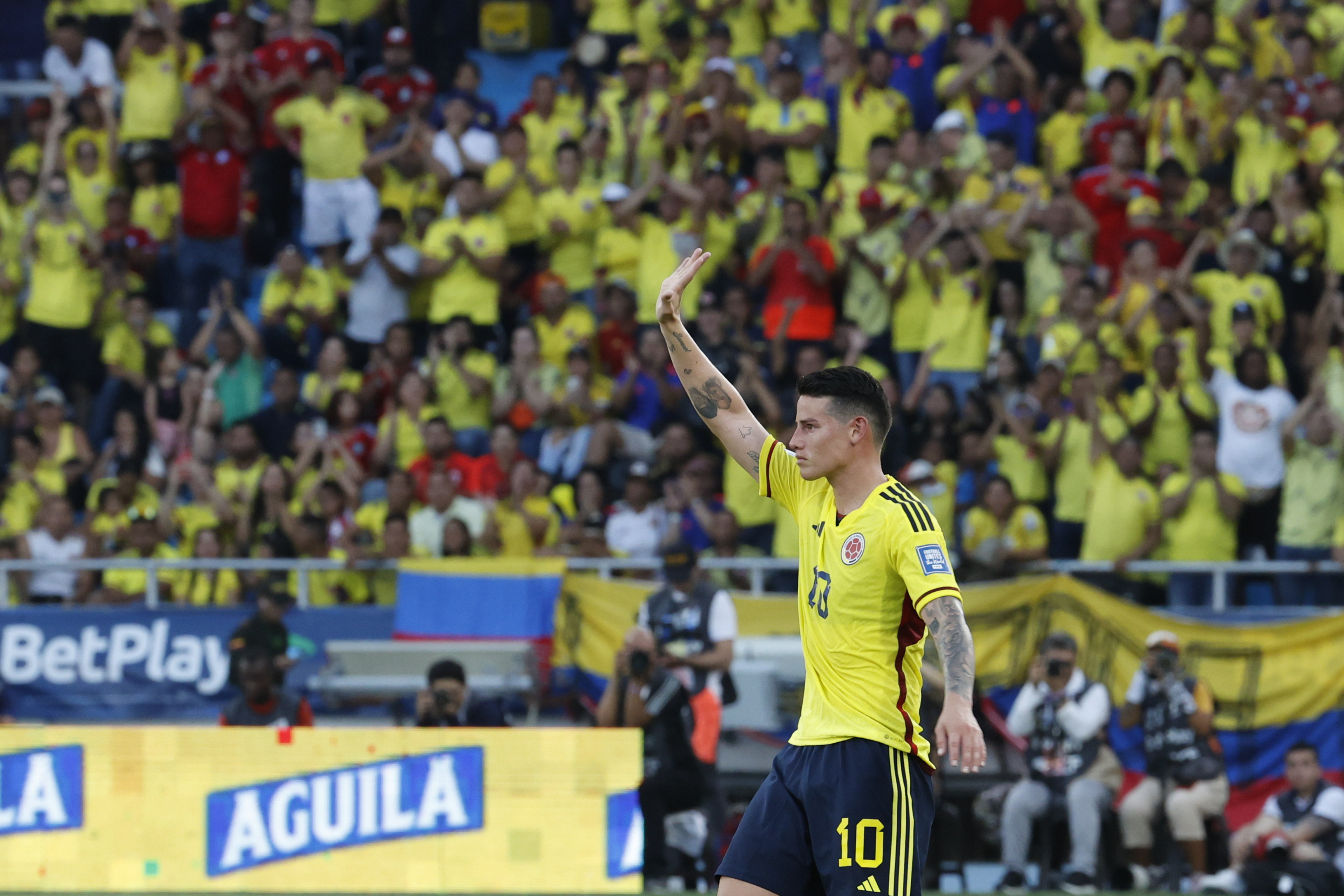 AMDEP397. BARRANQUILLA (COLOMBIA), 12/10/2023.- James Rodríguez de Colombia se despide de los hinchas hoy, en un partido de las Eliminatorias Sudamericanas para la Copa Mundial de Fútbol 2026 entre Colombia y Uruguay en el estadio Metropolitano en Barranquilla (Colombia). EFE/ Mauricio Dueñas Castañeda