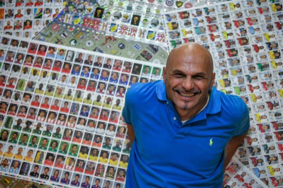 Este es Gianni Bellini, el mayor coleccionista de ‘monas’ de álbumes de fútbol